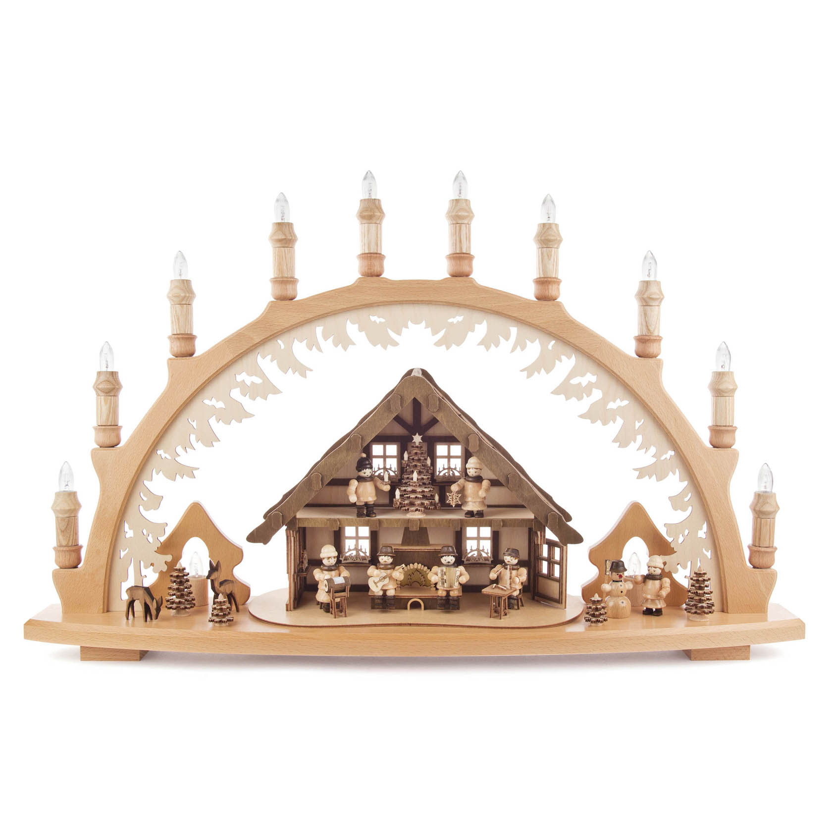 Ein Schwibbogen aus Holz, darstellend eine weihnachtliche Szenerie mit einer beleuchteten Hütte und Figuren, von elektrischen Kerzen umrahmt. im Dregeno Online Shop günstig kaufen