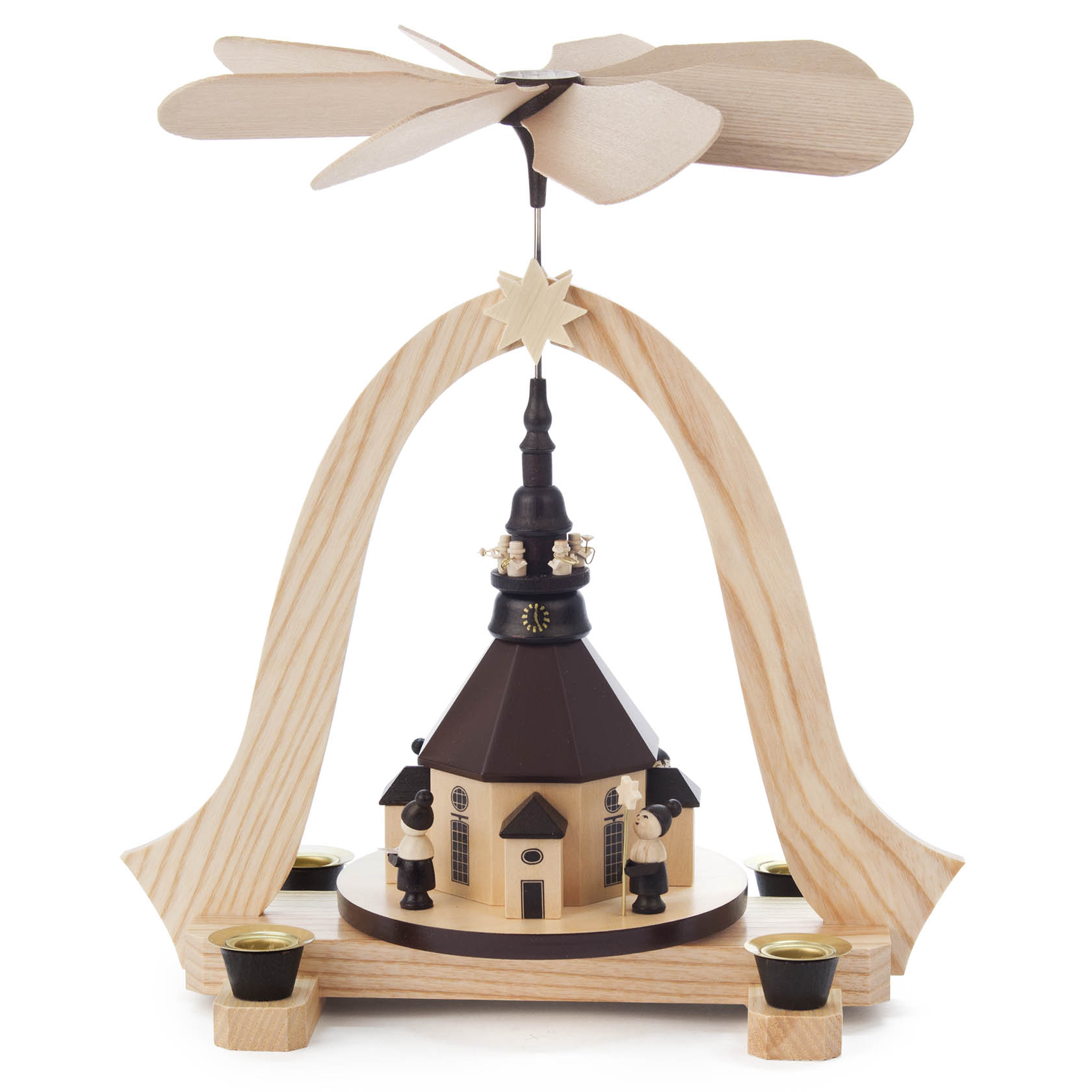 Holzpyramide mit Seiffener Kirche, umgeben von Kurrende-Sängern und Turmbläsern, auf einer runden Basis mit Kerzenhaltern. im Dregeno Online Shop günstig kaufen