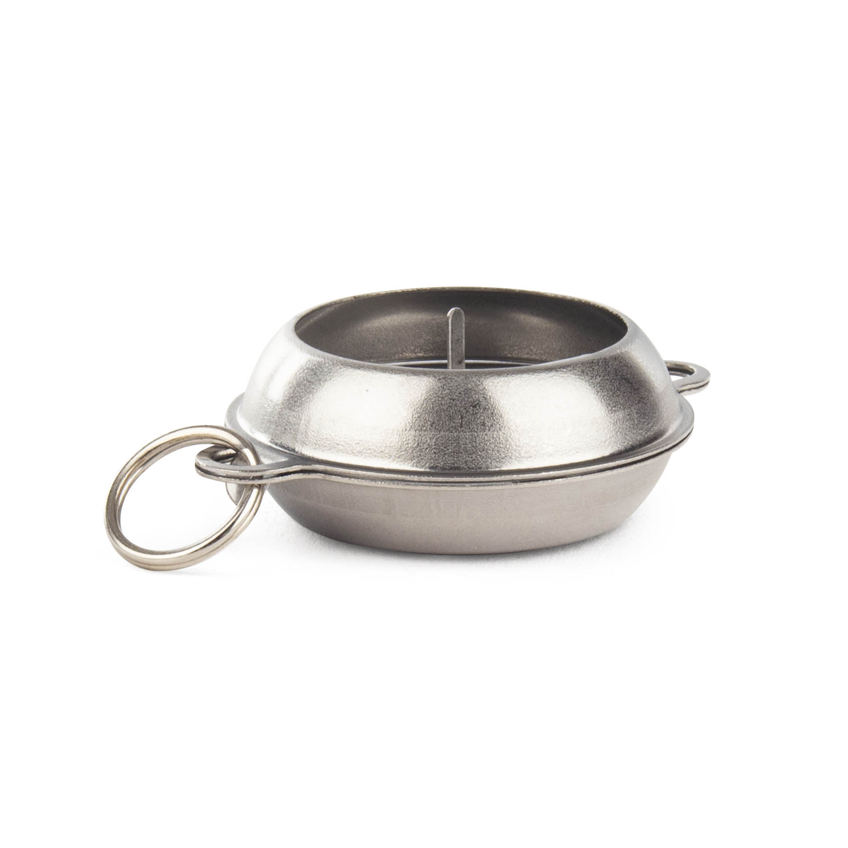 A small, metal candle holder with a smooth, round base and a central pin for holding a candle. It has two side handles and a ring for hanging. im Dregeno Online Shop günstig kaufen
