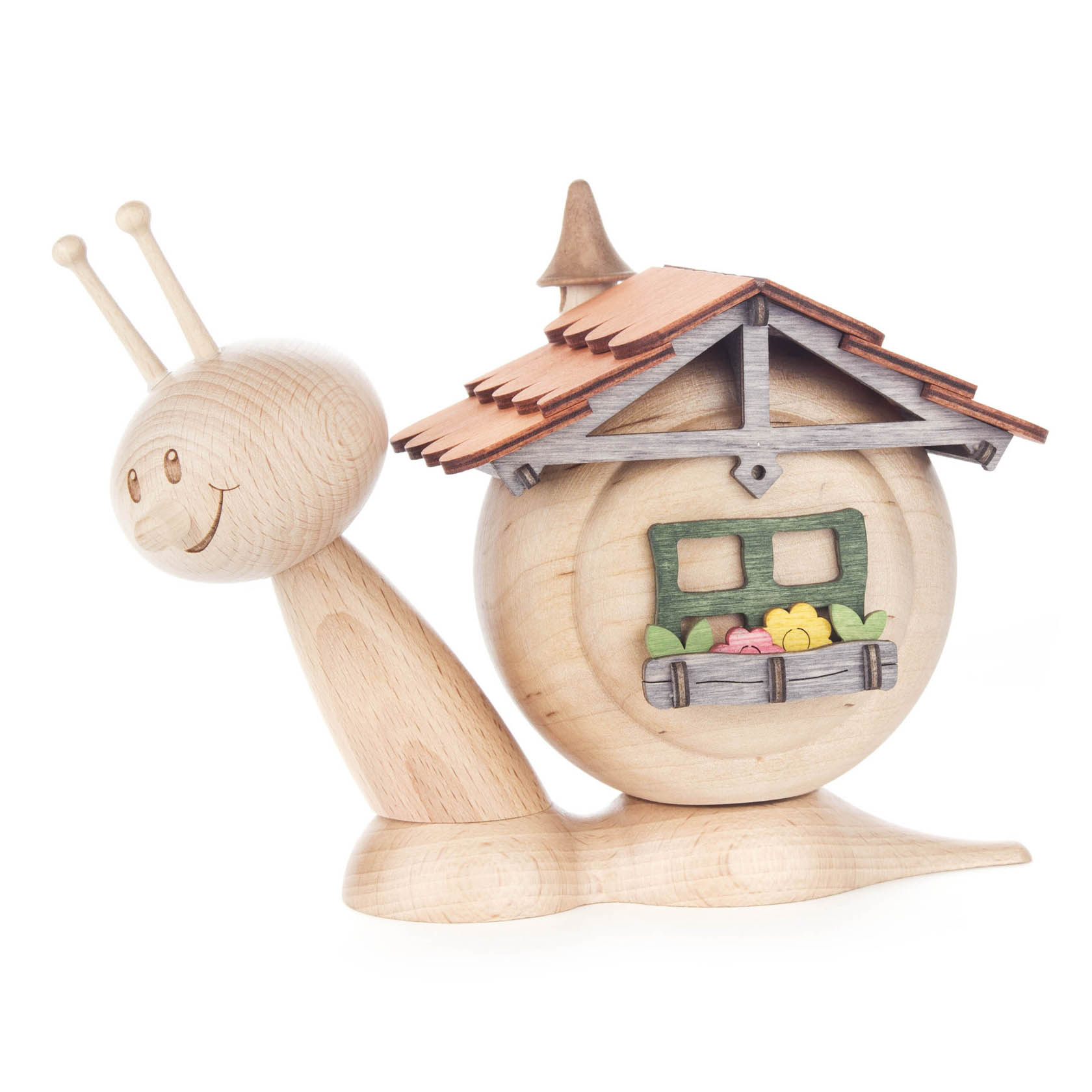 Holzfigur einer Schnecke mit einem lächelnden Gesicht. Auf dem Schneckenhaus sitzt ein kleines Modell eines Hauses mit einem Dach und Blumen in einem Fensterkasten. im Dregeno Online Shop günstig kaufen