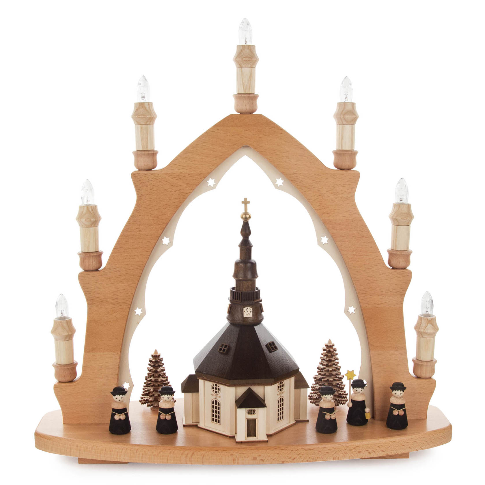 Ein Schwibbogen mit der Seiffener Kirche, umgeben von Kurrende-Sängern und Tannenbäumen, elektrisch beleuchtet, mit einer innenbeleuchteten Kirche. im Dregeno Online Shop günstig kaufen