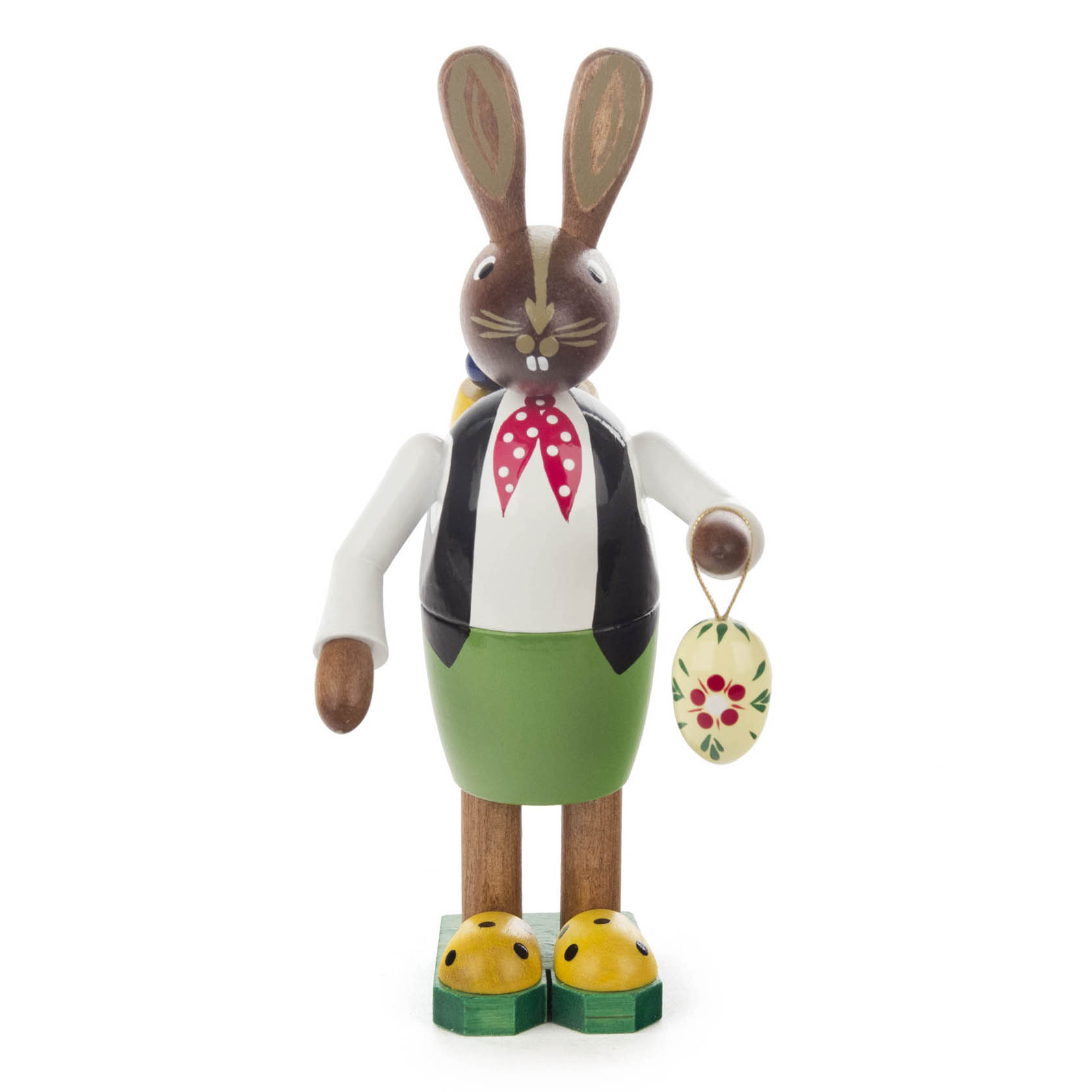 Holzfigur eines Osterhasenmannes mit grünem Rock, schwarzer Weste und roter Fliege, hält ein kleines bemaltes Osterei und trägt einen Korb.