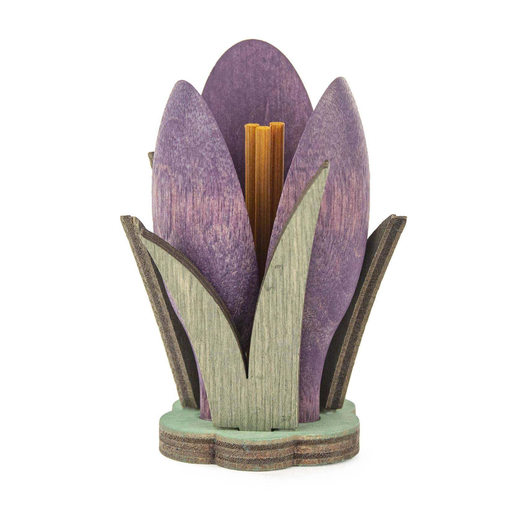 Ein kunstvoller lila Krokus aus Holz, mit grünen Blättern und einem gelben Blütenstempel, auf einem grünen Sockel. im Dregeno Online Shop günstig kaufen