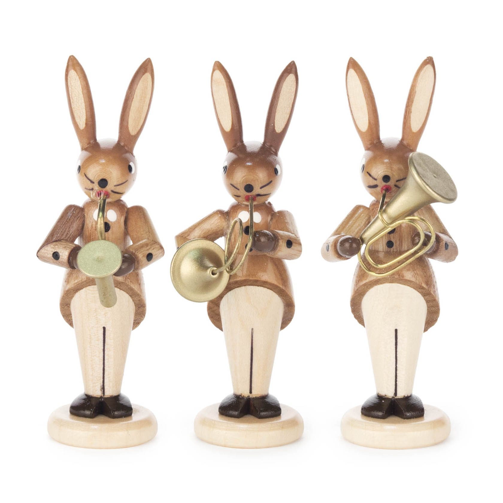 Drei hölzerne Hasenfiguren, die jeweils ein Musikinstrument halten: Saxophon, Waldhorn und Tenorhorn. Alle tragen naturfarbene Kleidung. im Dregeno Online Shop günstig kaufen
