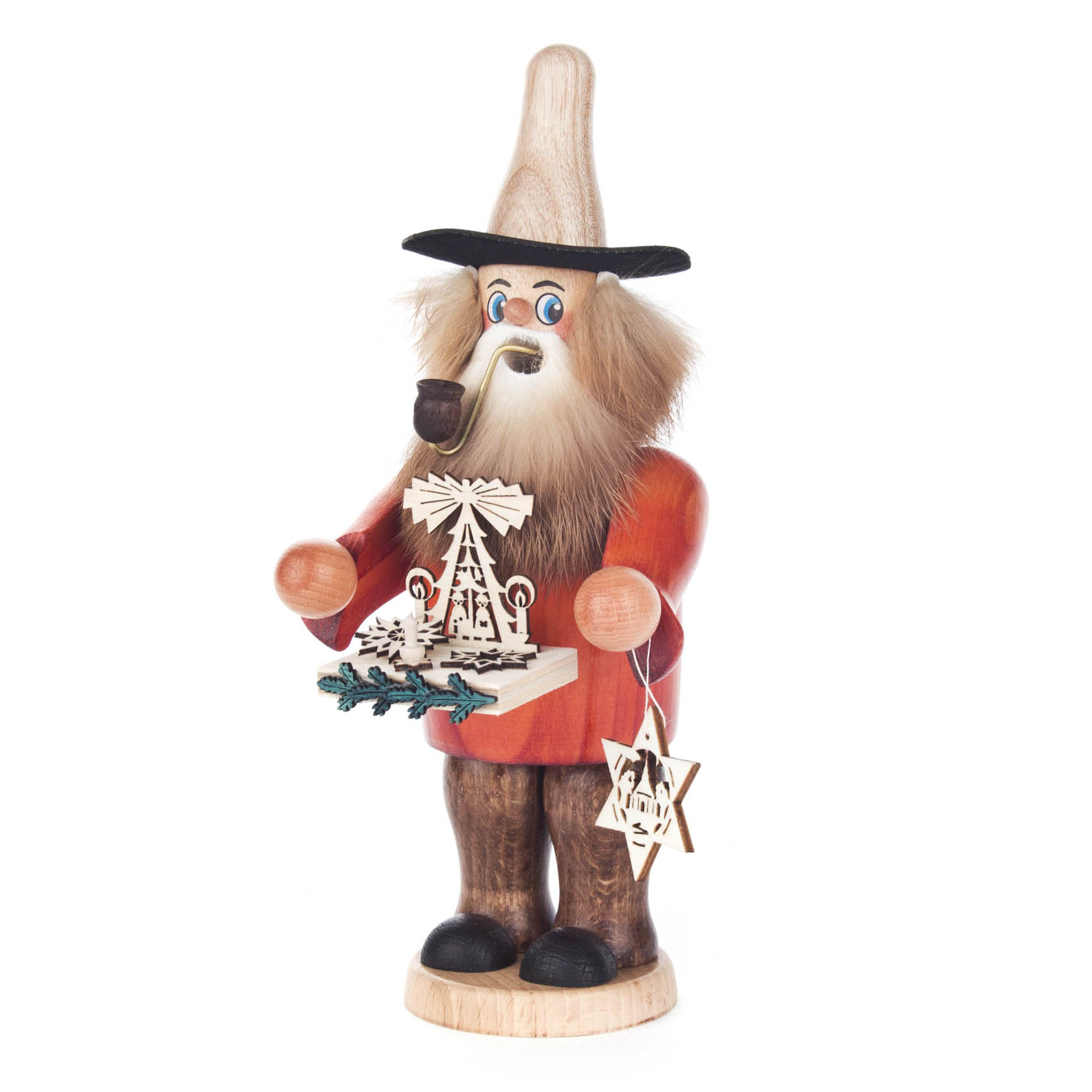 Ein traditioneller Erzgebirgshändler-Räuchermann aus Holz mit langem Bart, schwarzem Hut, rotem Mantel und Pfeife, hält ein Miniaturmodell einer Pyramide. im Dregeno Online Shop günstig kaufen