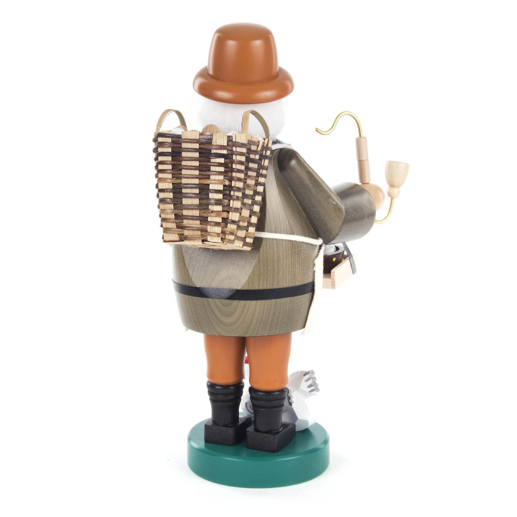 Ein traditioneller Räuchermann in Form eines Eierverkäufers. Er trägt einen braunen Hut, hält eine Pfeife, hat einen Korb auf dem Rücken und einen Stock in der Hand.