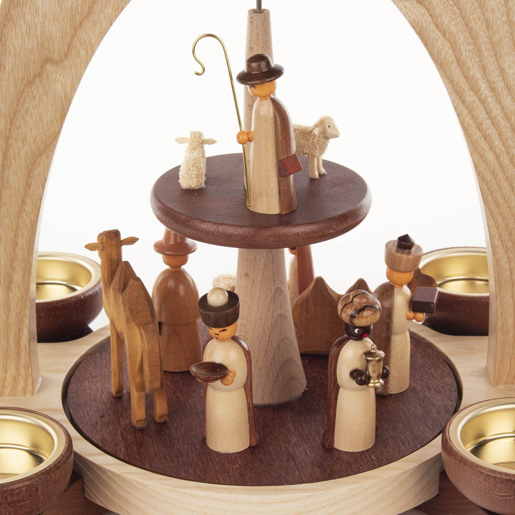 Holzpyramide mit zweistöckiger Darstellung der Geburt Jesu, Figuren von Weisen und Hirten, mit Schäferstab und Schafen, Teelichthalter um den Sockel.