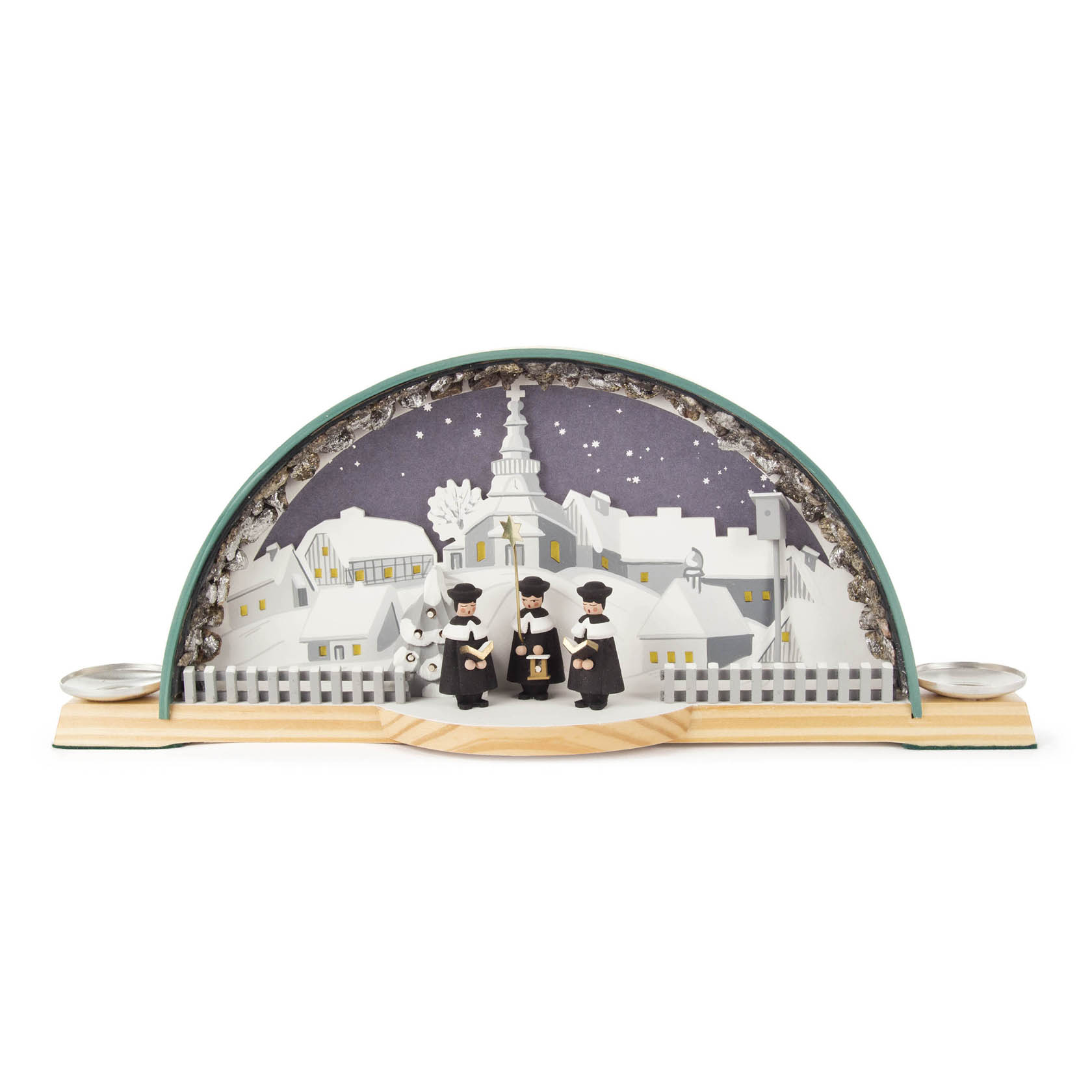 Ein Schwibbogen mit einer Darstellung der Seiffener Kirche und drei Kurrendesängern davor, beleuchtet durch eine elektrische Hintergrundbeleuchtung. im Dregeno Online Shop günstig kaufen