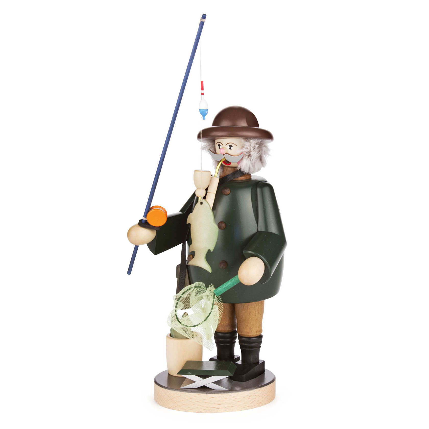 Holzfigur Räuchermann in Form eines Anglers mit braunem Hut, grünem Mantel und Pfeife. Er hält eine Angelrute und einen Fisch. im Dregeno Online Shop günstig kaufen