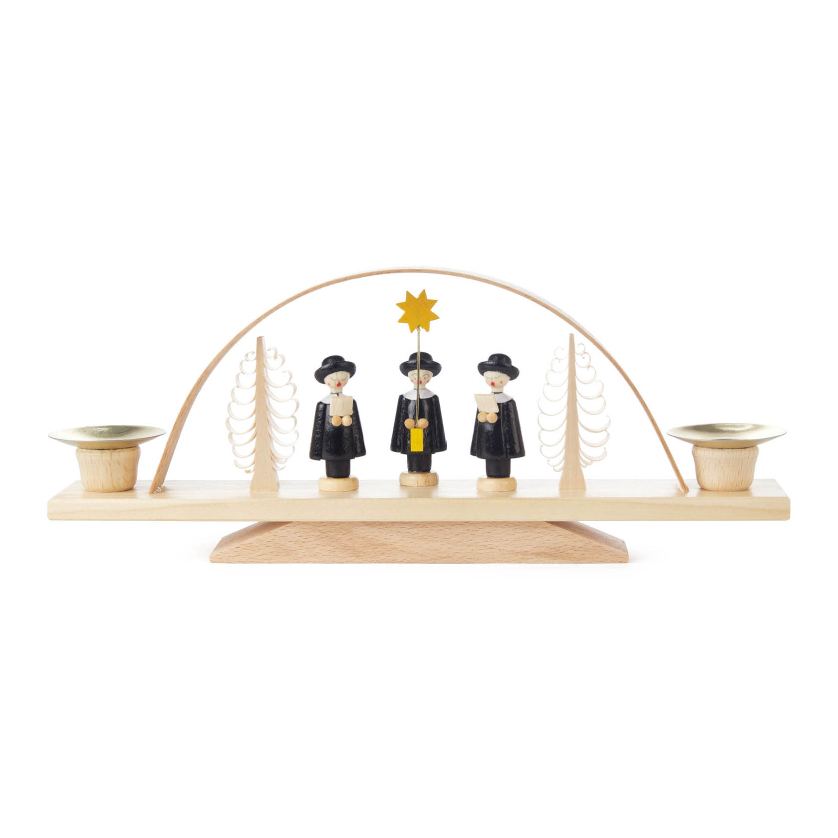 Ein hölzerner Schwibbogen mit drei Kurrende-Sängern in schwarzer Kleidung unter einem gelben Stern, flankiert von Kerzenhaltern. im Dregeno Online Shop günstig kaufen