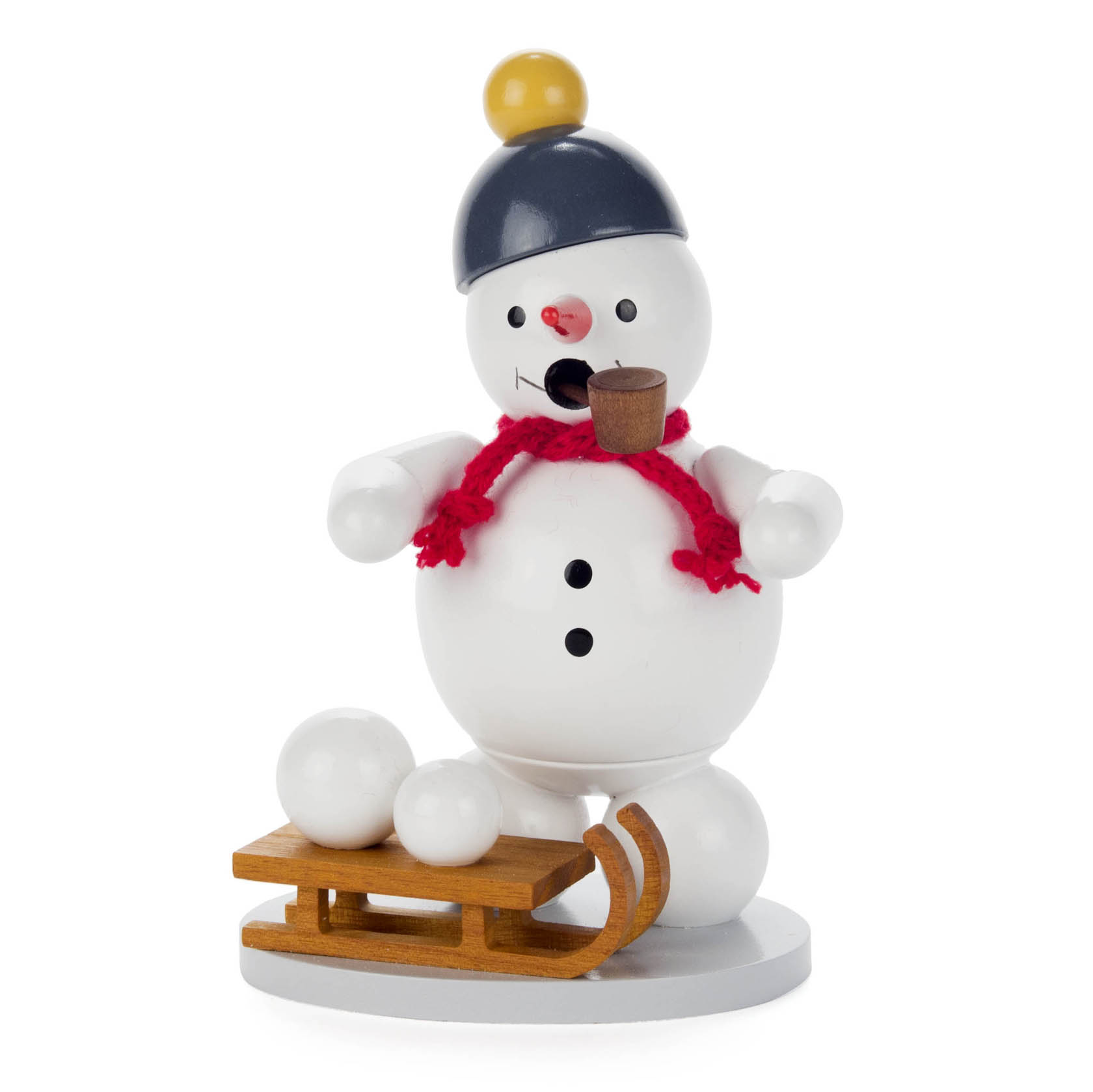 Holzfigur eines Schneemanns mit rotem Schal, grauer Mütze und einer Pfeife im Mund. Der Schneemann hält zwei Schneebälle und einen Holzboden-Schlitten. im Dregeno Online Shop günstig kaufen
