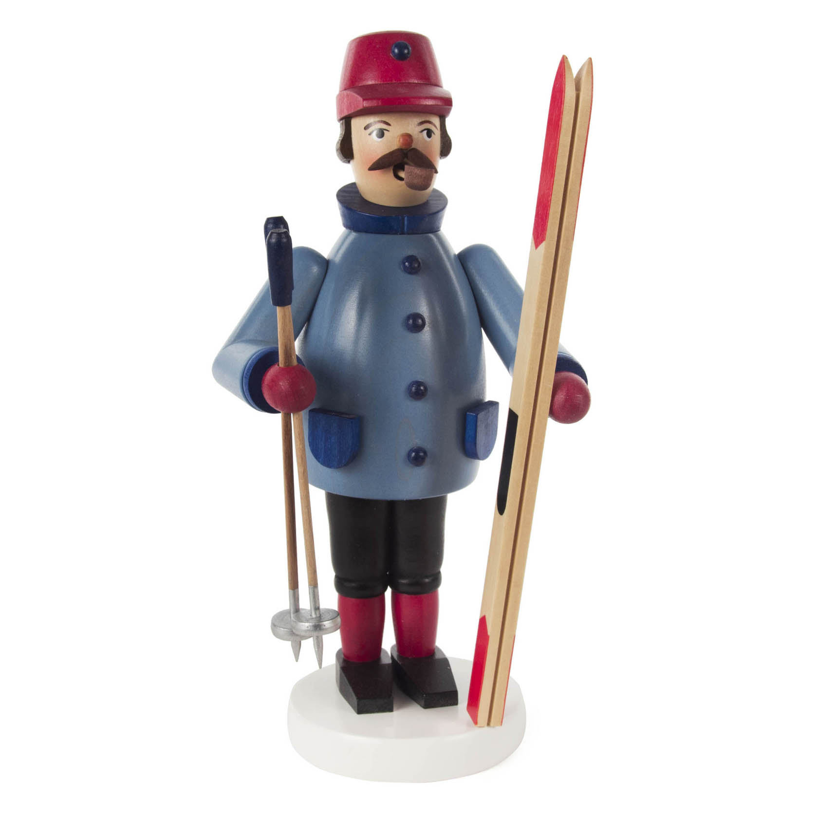 Ein traditioneller Räuchermann in blauer Jacke und rotem Helm hält Skier in der linken Hand und Skistöcke in der rechten Hand. im Dregeno Online Shop günstig kaufen