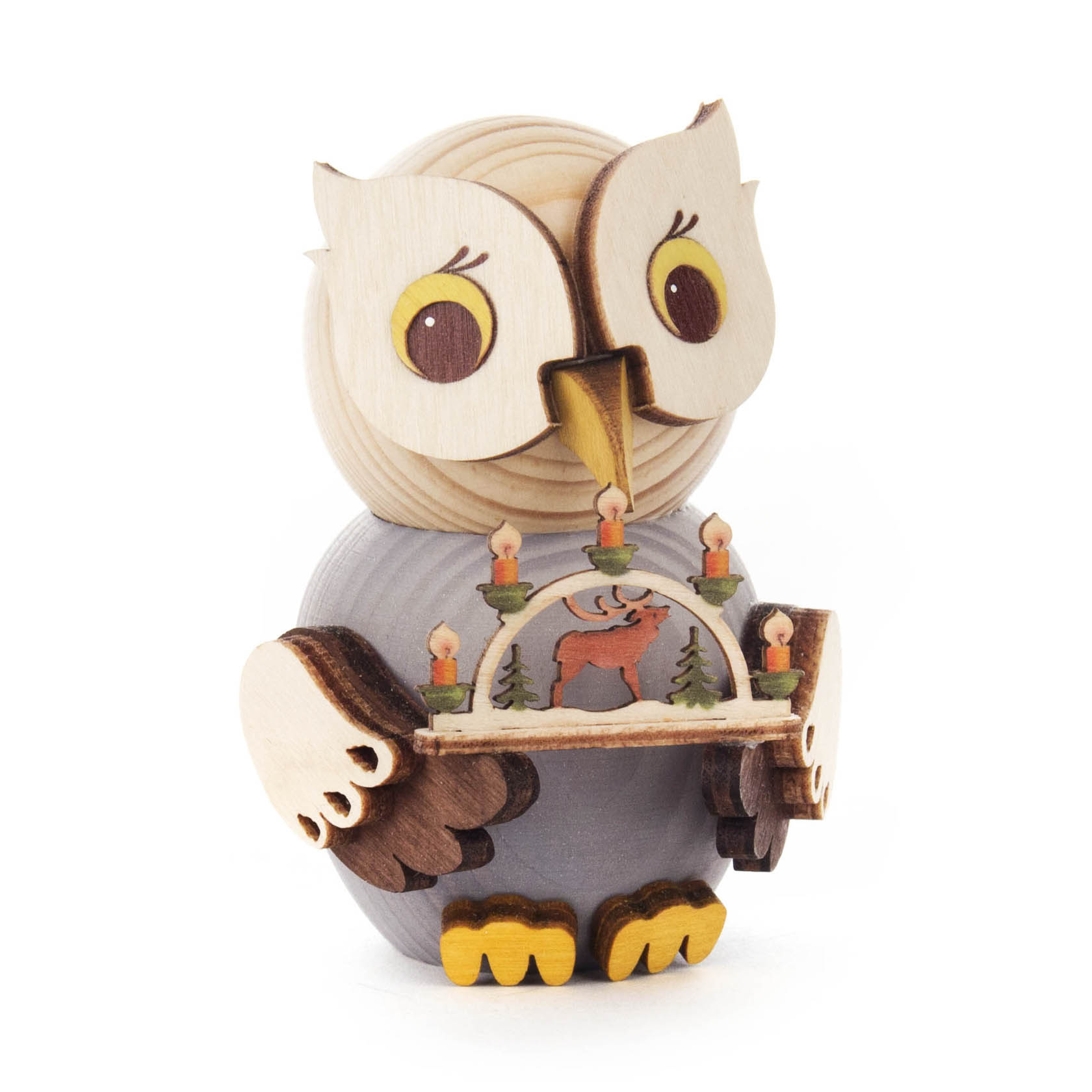 Holzfigur einer kleinen Eule, die einen traditionellen Schwibbogen mit Kerzen und Hirschmotiv in den Flügeln hält. im Dregeno Online Shop günstig kaufen