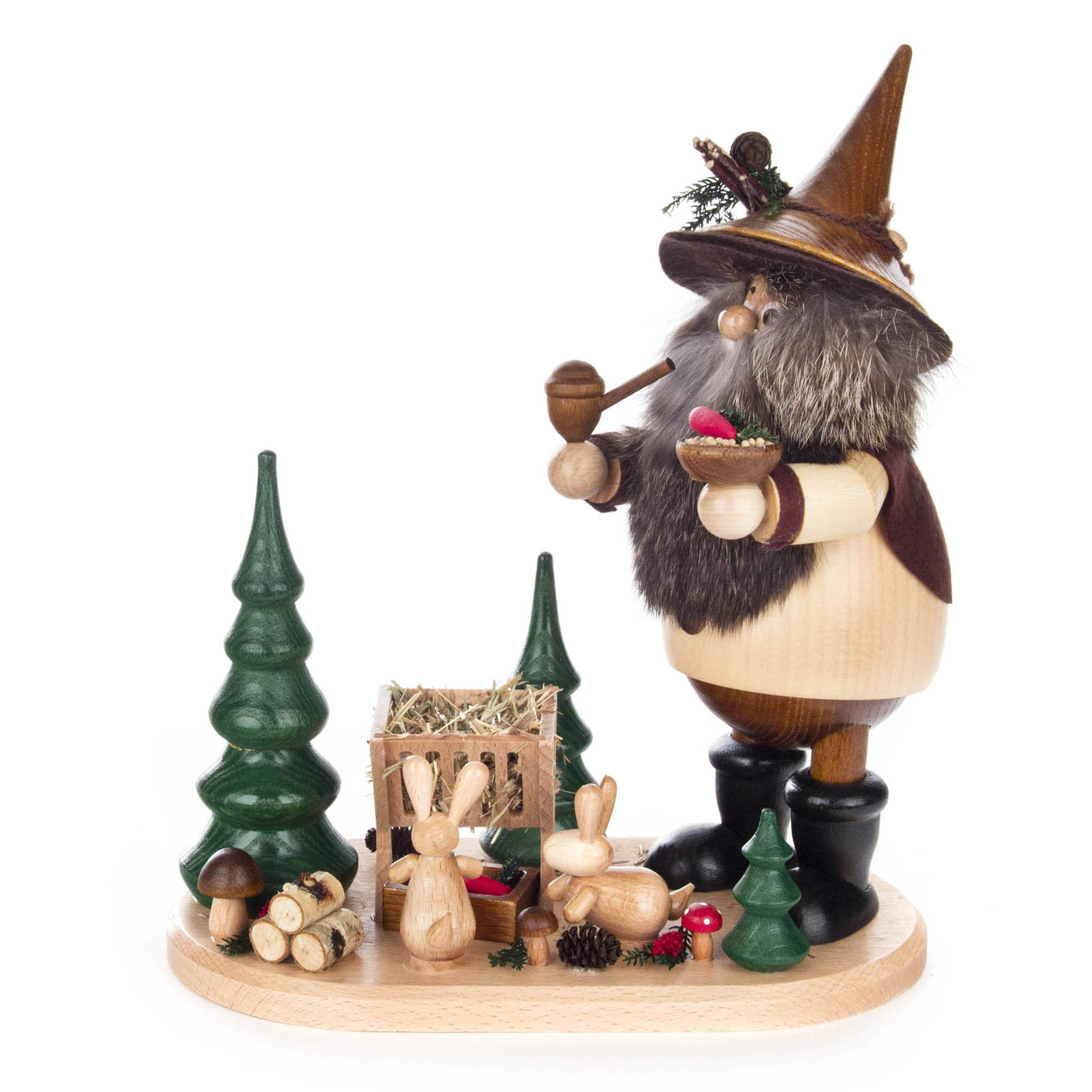 Holzfigur Räuchermännchen Waldwichtel mit Pfeife, Futterkrippe, zwei Hasen, zwei Tannenbäume und Pilzen auf einer Holzplatte.