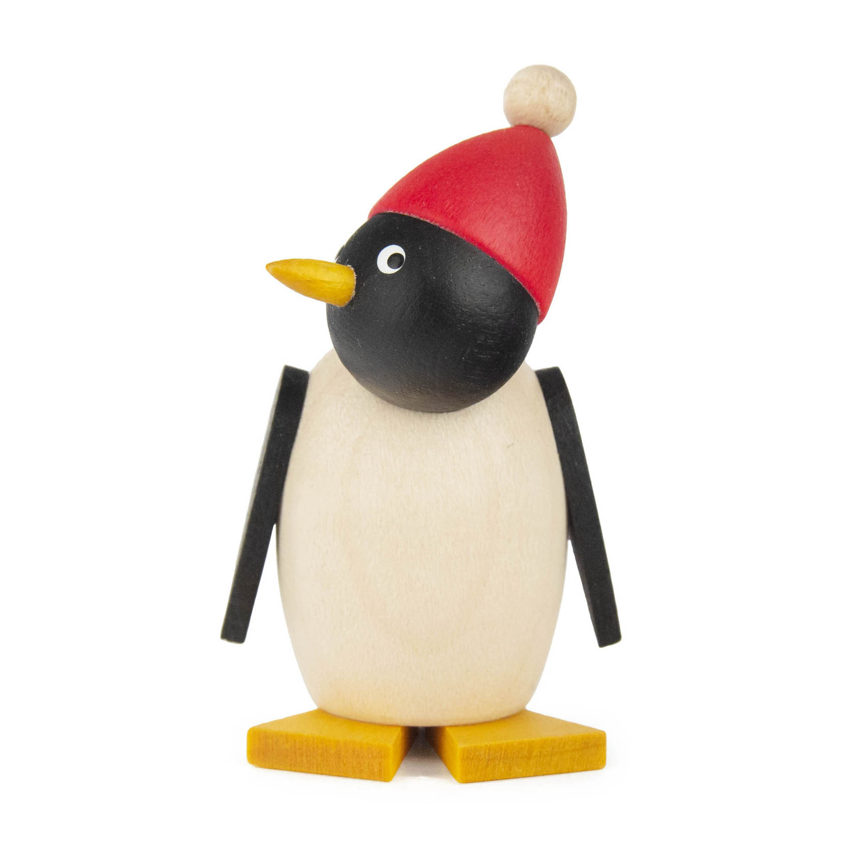 Holzpinguinbaby mit roter Mütze und gelbem Schnabel steht aufrecht mit gelben Füßen auf weißem Hintergrund. im Dregeno Online Shop günstig kaufen