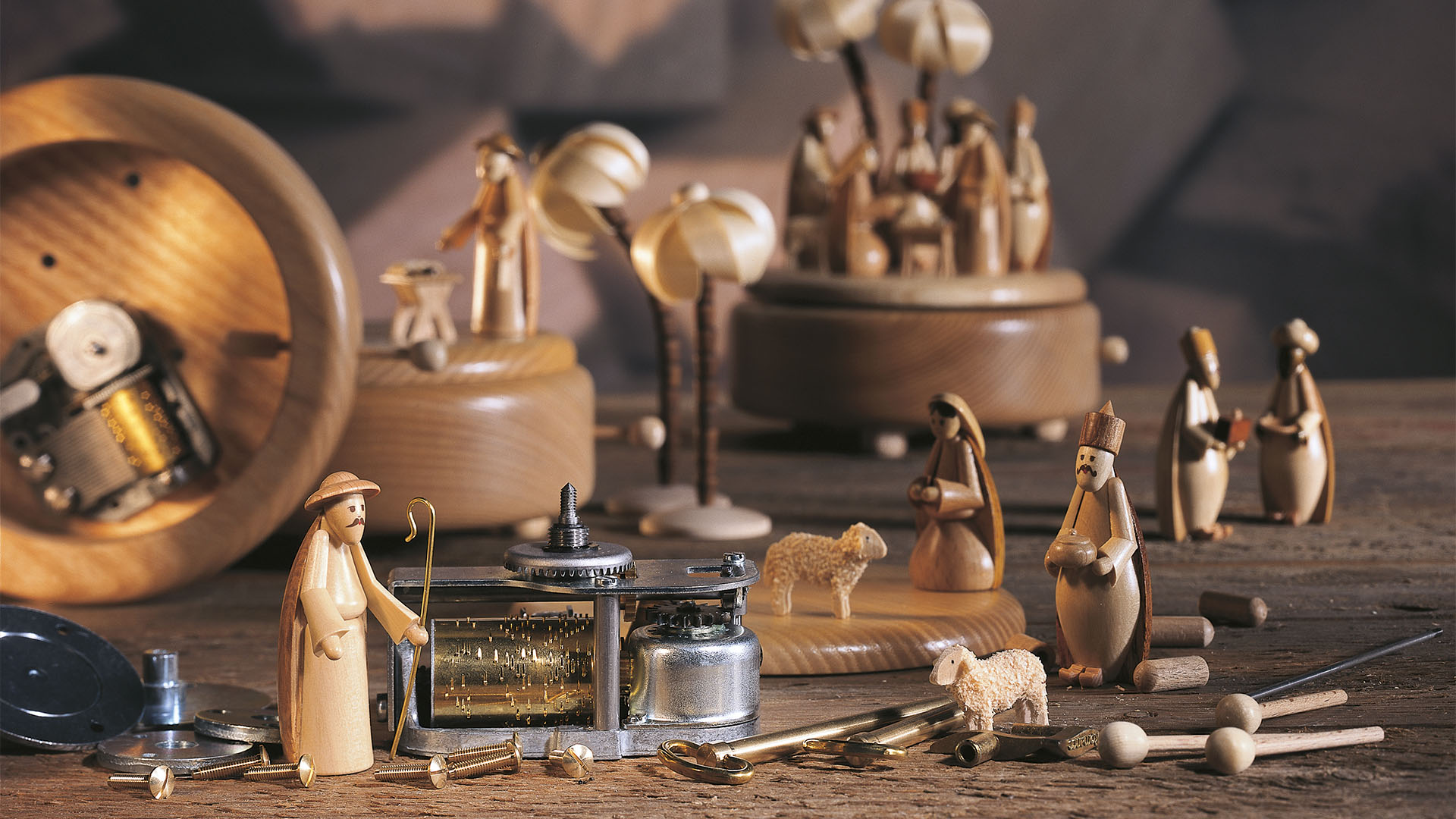 Einzelteile einer Spieldose mit Figuren und Musikspielwerk