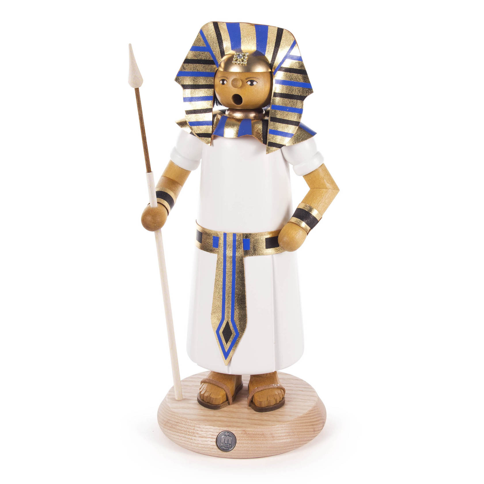 Ein Räuchermann in Form von Tutanchamun, mit gold-blau gestreiftem Kopfschmuck und weißem Gewand, hält einen Speer aus Holz. Er steht auf einer runden Holzplatte. im Dregeno Online Shop günstig kaufen