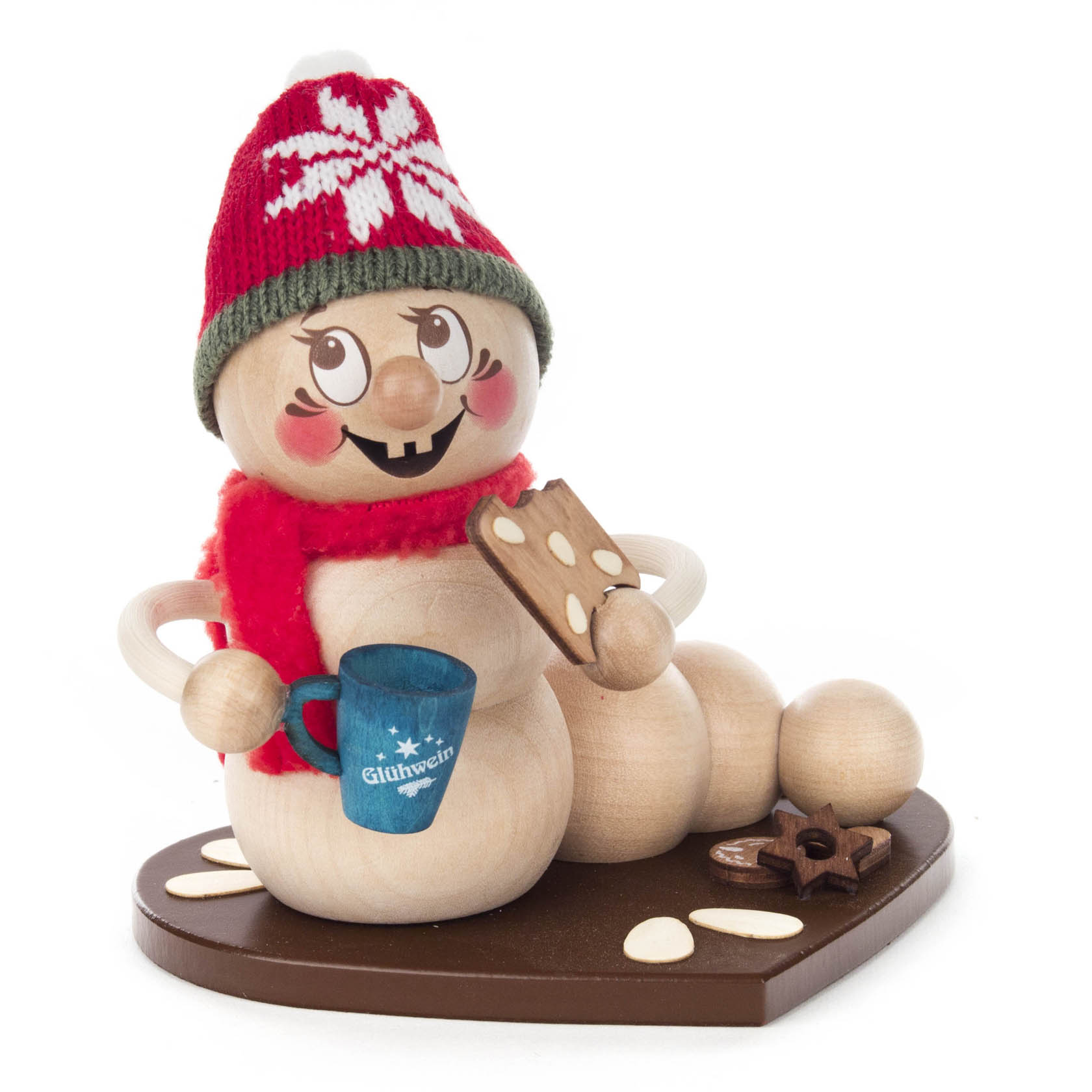 Fröhlicher, hölzerner Schneemann mit roter Mütze und Schal, hält eine Tasse Glühwein in der linken Hand und einen Lebkuchen in der rechten. im Dregeno Online Shop günstig kaufen