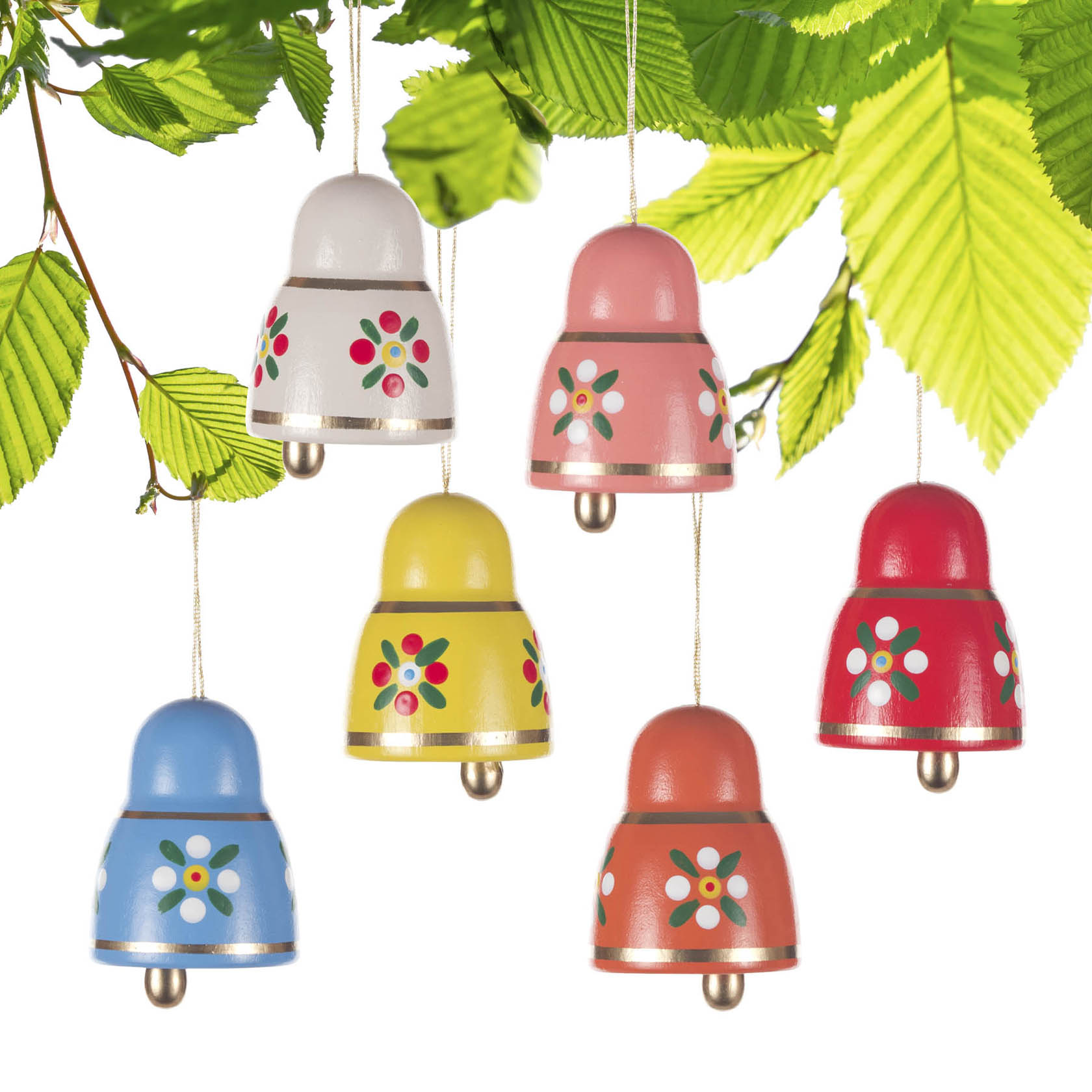 Sechs bunte Glocken aus Holz, dekoriert mit Blumenmustern, hängen an Schnüren vor grünem Laub.