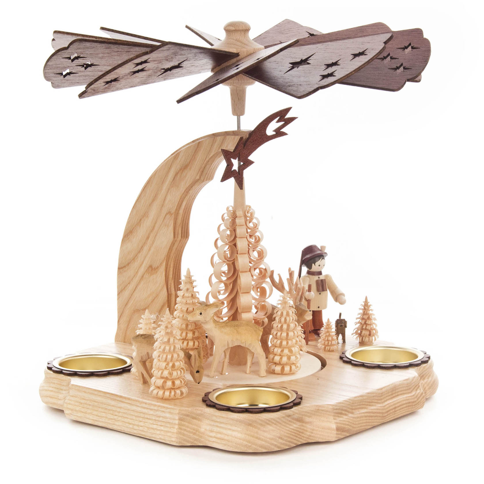 Holzpyramide mit Försterfigur, Rehen und Tannenbäumen, angetrieben durch Teelichter, mit dunkelbraunen Flügeln verziert mit Sternenmotiven.