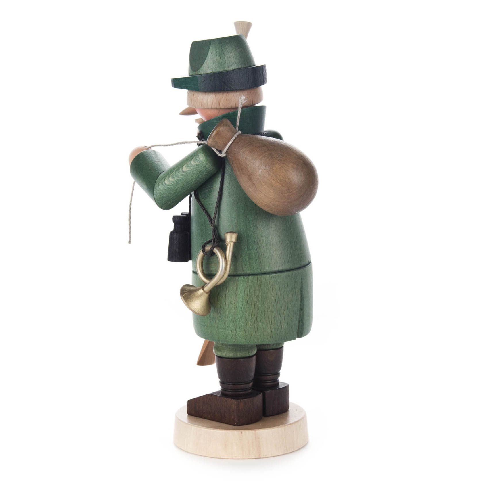 Ein hölzerner Räuchermann in Gestalt eines Jägers, mit grünem Mantel und Hut, Blashorn, Fernglas und Jagdtasche auf dem Rücken.