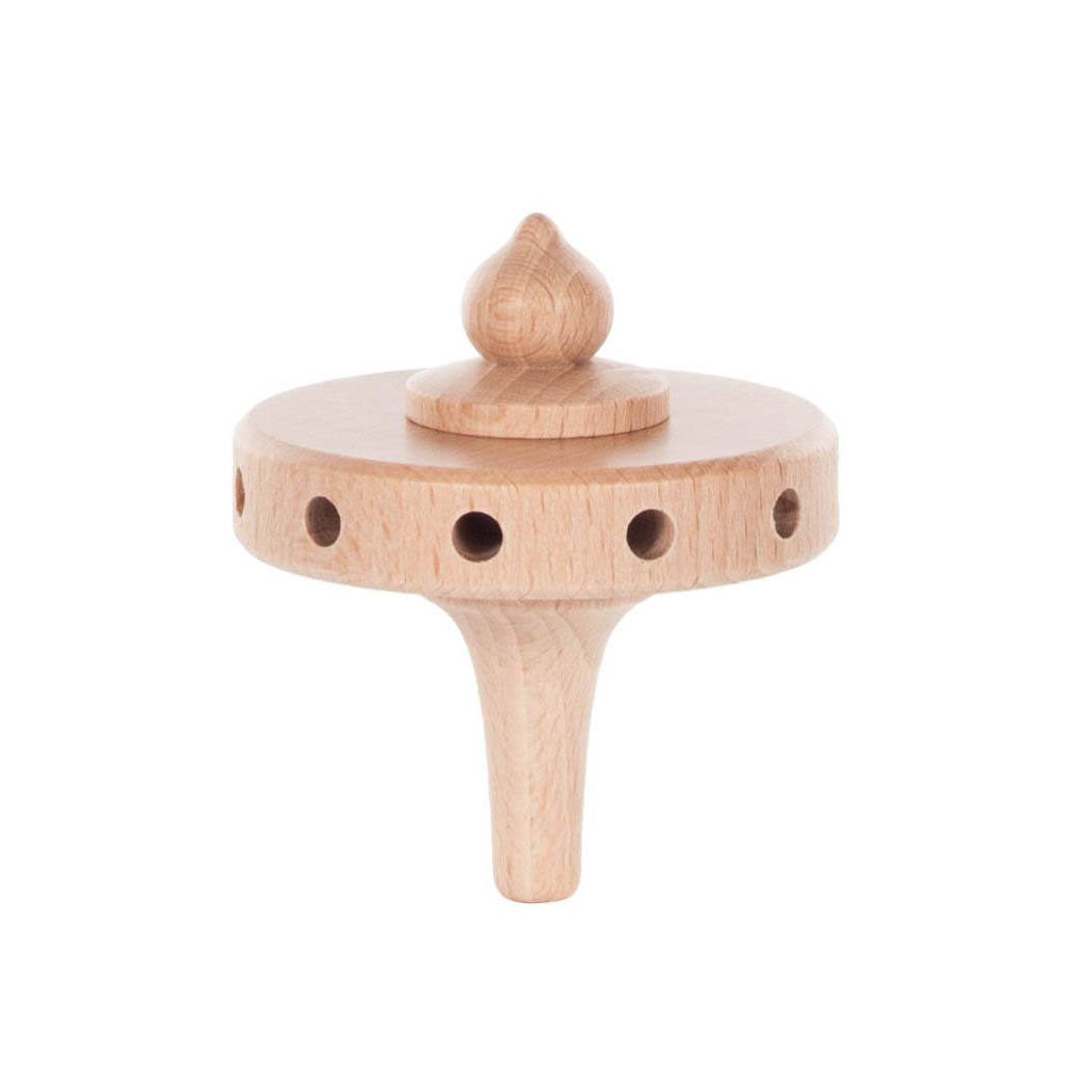 Ein aus Holz gedrechseltes Flügelrad mit runder Kappe und einem Stiel, umgeben von acht gleichmäßig verteilten Löchern auf der Scheibe.