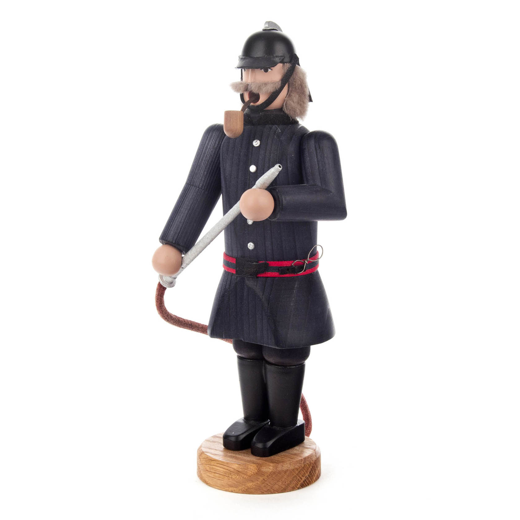 Ein Räuchermann in Form eines Feuerwehrmannes mit schwarzer Uniform, Helm, Pfeife im Mund und einem Schlauch in der Hand auf einem Holzsockel stehend.