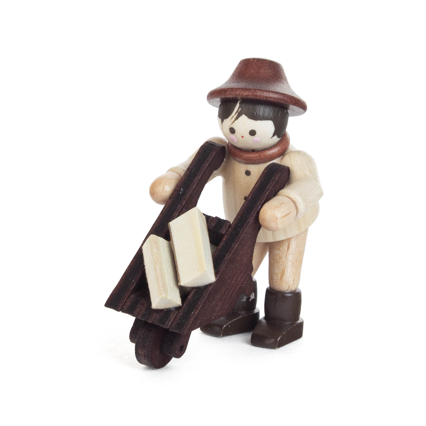 A small wooden figure of a man wearing a hat, scarf, and coat, pushing a dark brown wooden wheelbarrow with wooden blocks. im Dregeno Online Shop günstig kaufen