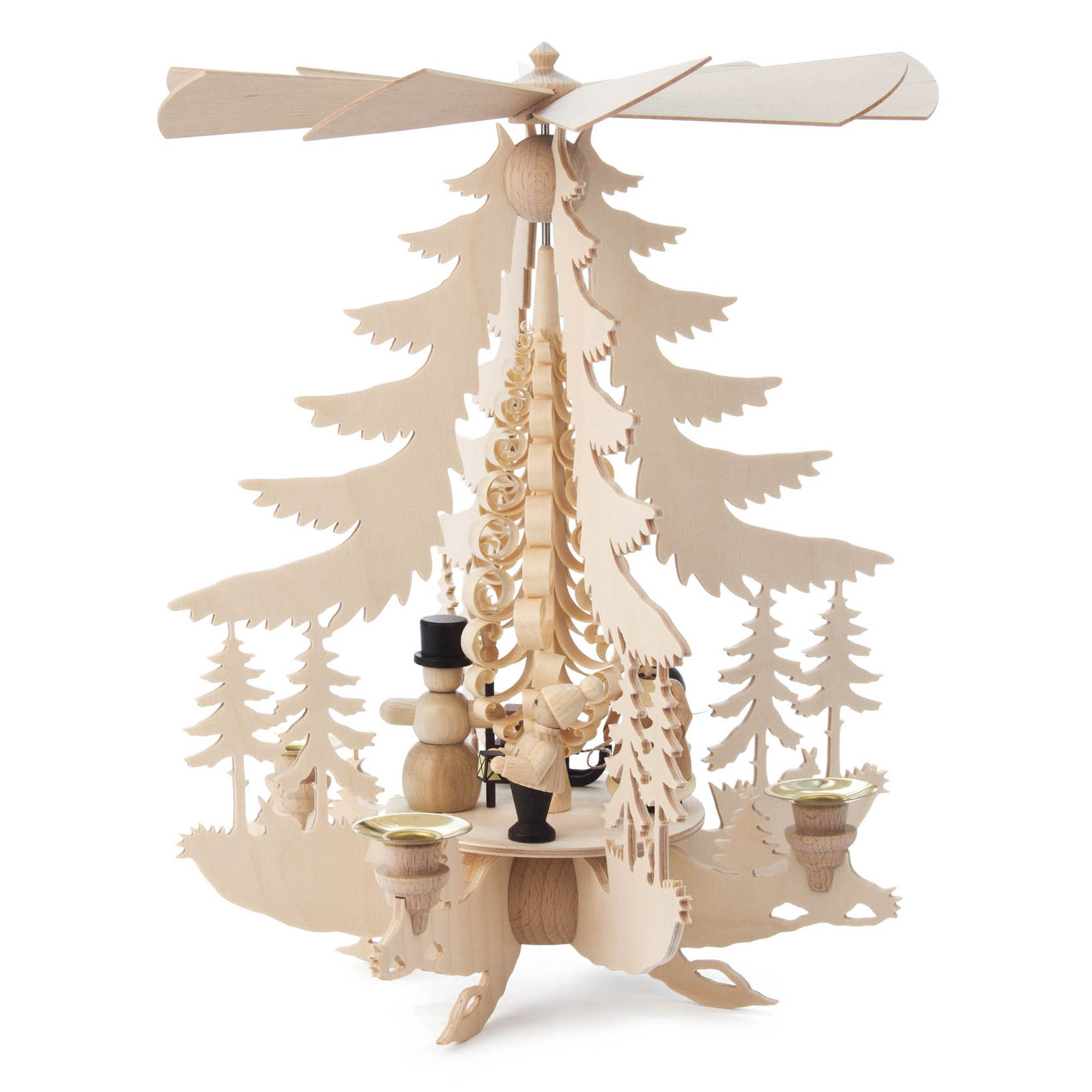 Holzpyramide mit Weihnachtsfiguren, darunter ein Schneemann und ein Engel, umgeben von Tannen und mit vieren Kerzenhaltern für 14mm Kerzen. im Dregeno Online Shop günstig kaufen