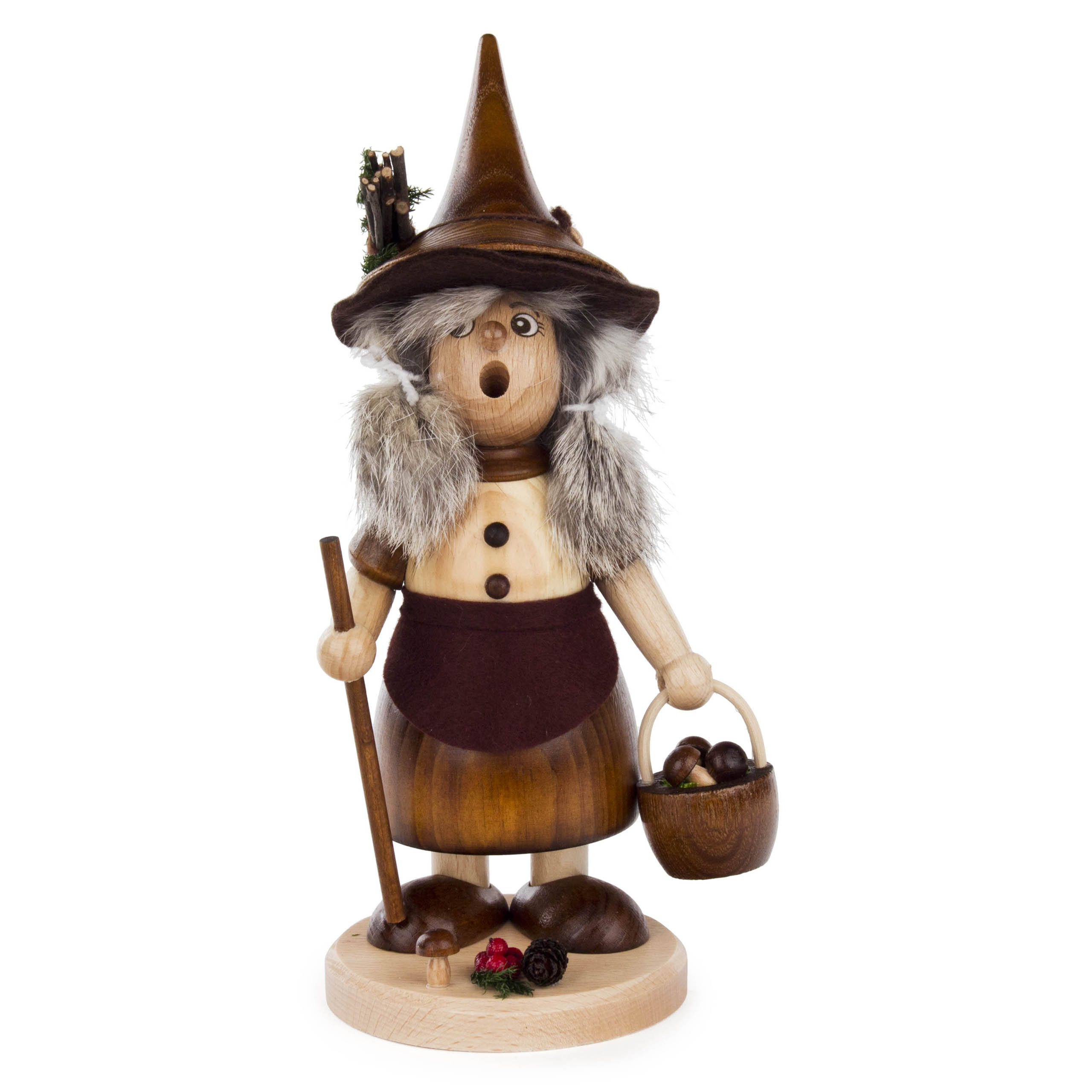 Holzfigur einer Räucherfrau als Wichtel, mit spitzem Hut und Fellkragen, hält einen Pilzkorb und einen Wanderstab. im Dregeno Online Shop günstig kaufen