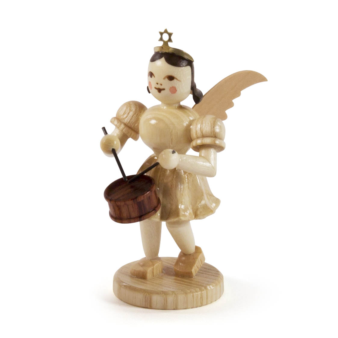 Holzfigur eines Engels mit natürlichen Farben, trägt ein goldenes Krönchen und hält eine Trommel mit zwei Stöcken, hat Flügel und fröhliches Gesicht. im Dregeno Online Shop günstig kaufen