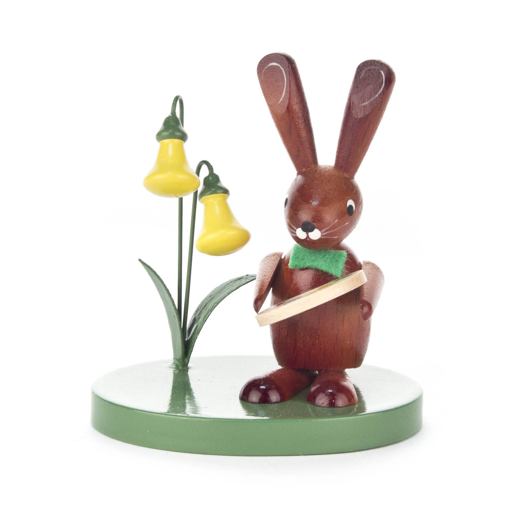 Holzhase steht auf grünem Podest, hält Farbpalette und trägt grünes Halstuch. Neben ihm gelbe Blumen mit grünen Blättern. im Dregeno Online Shop günstig kaufen