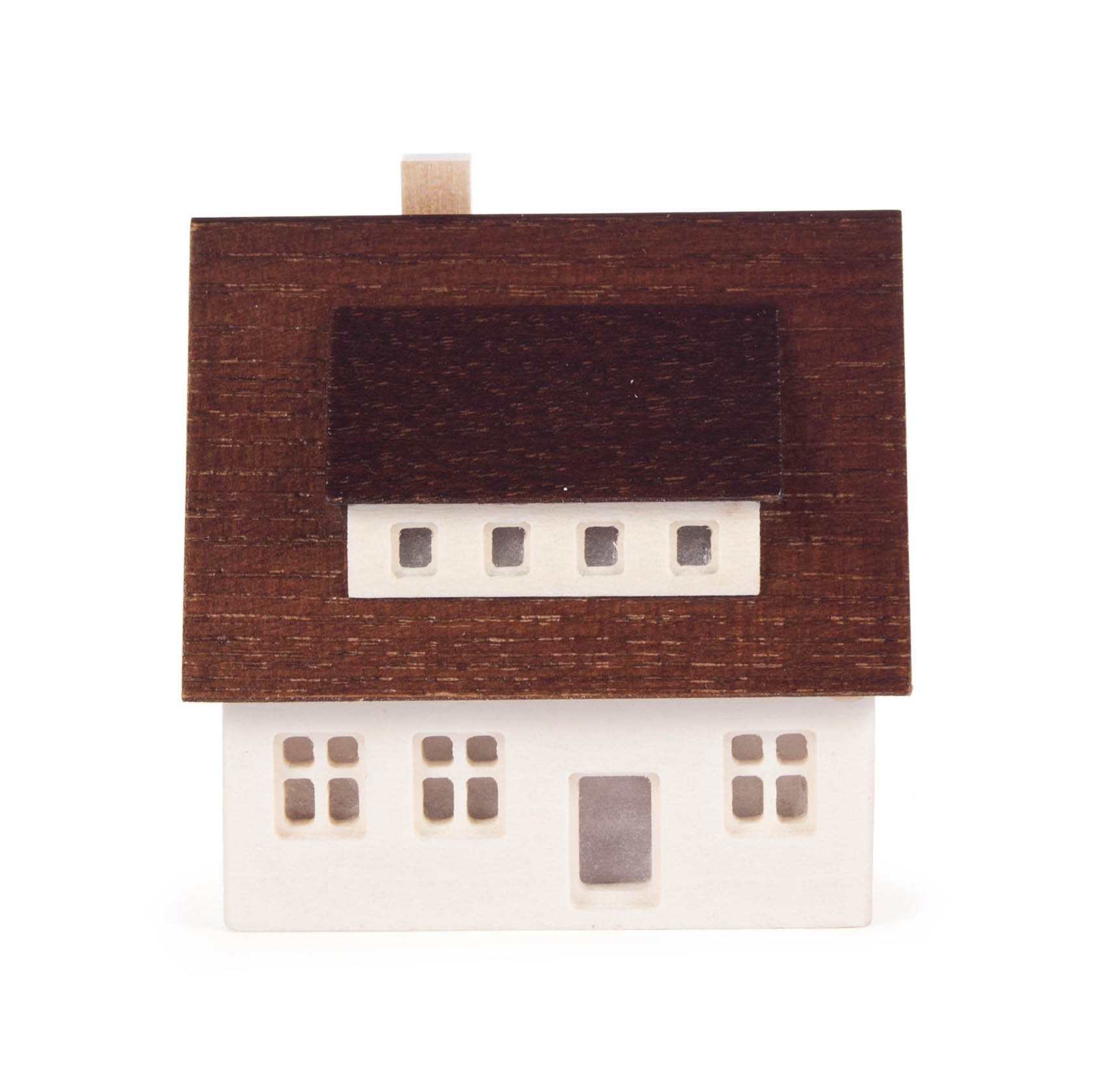 Holzmodell eines erzgebirgischen Hauses mit braunem Dach und Gaube. Die Fassade ist weiß mit ausgefrästen Fenstern und einer Tür. im Dregeno Online Shop günstig kaufen