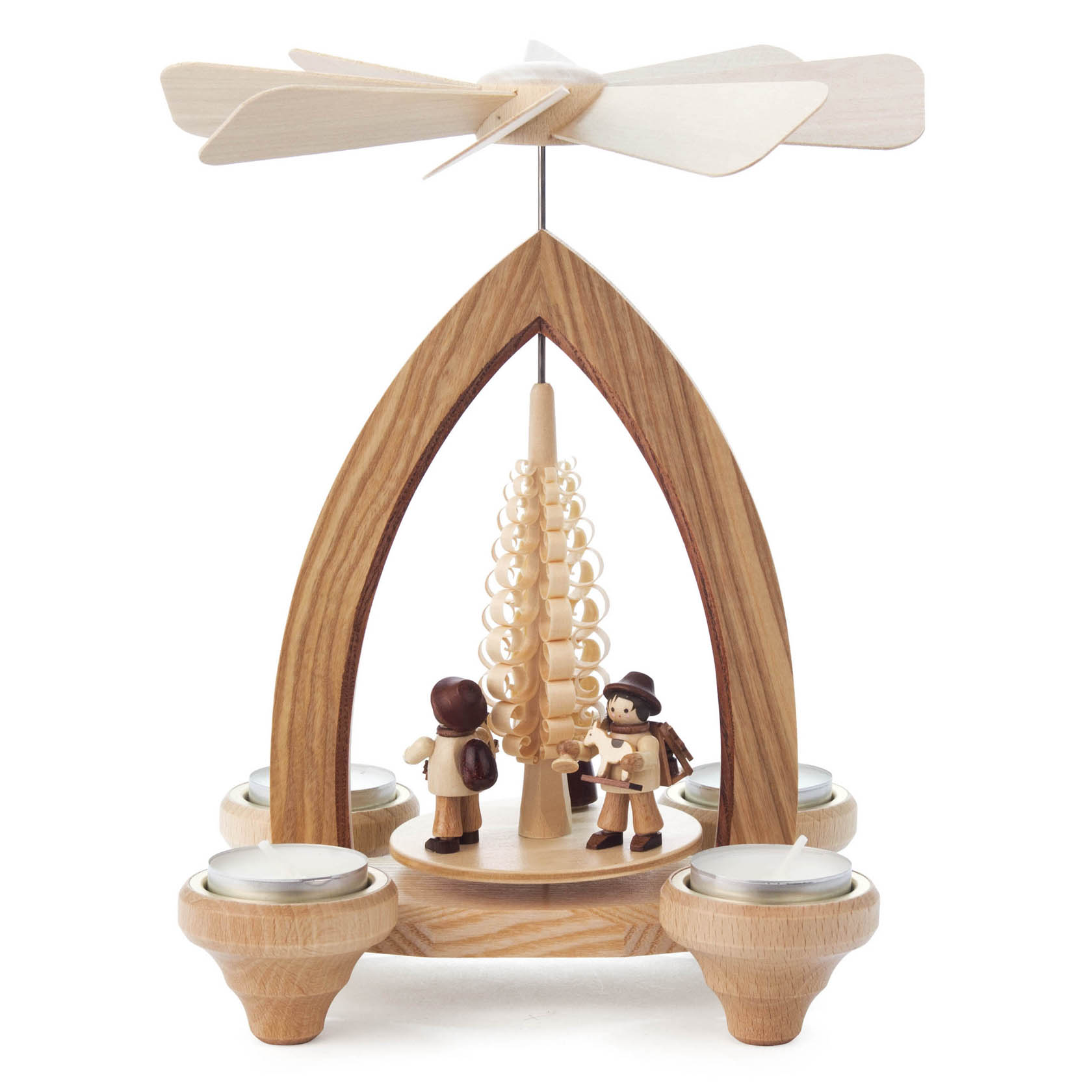 Holzpyramide mit gebogenem Bogen, oben ein windbetriebenes Propeller, darunter Tannenbaum aus Holzspänen, zwei Händlerfiguren, vier Teelichthalter.