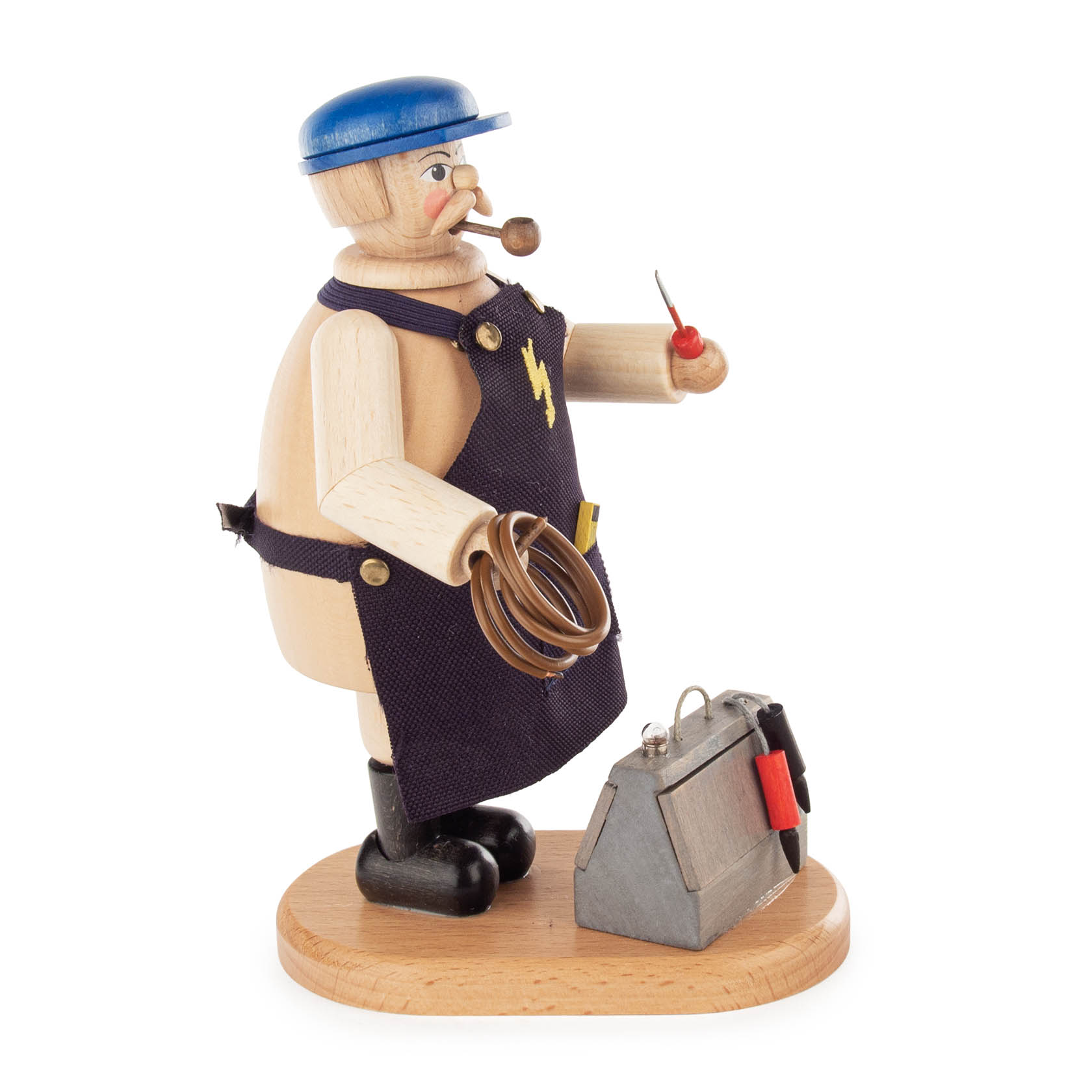 Ein Räuchermann in Form eines Elektrikers mit blauem Helm und einem Pfeife. Er trägt eine Latzschürze mit Blitzsymbol und hält eine Kabelrolle und Schraubendreher.