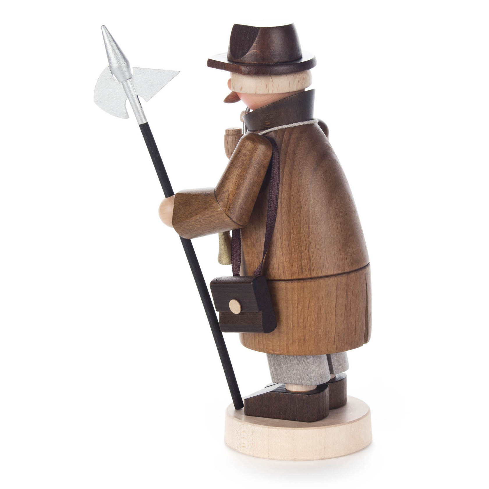 Ein traditioneller Räuchermann in Form eines Nachtwächters aus Holz, hält eine Laterne und eine Hellebarde, trägt eine braune Jacke und Hut.
