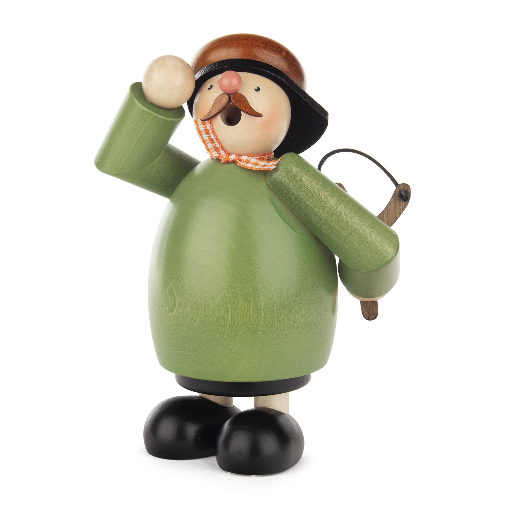 Holzfigur eines Räuchermanns mit grünem Mantel, schwarzem Hut und einer Schleife um den Hals. Er hat einen Schnurrbart und eine Schleuder in der Hand. im Dregeno Online Shop günstig kaufen