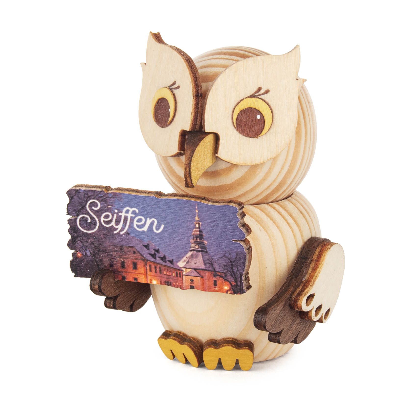 Holzfigur einer kleinen Eule, die ein Schild mit der Aufschrift 'Seiffen' und einem Bild einer winterlichen Kirche hält. im Dregeno Online Shop günstig kaufen