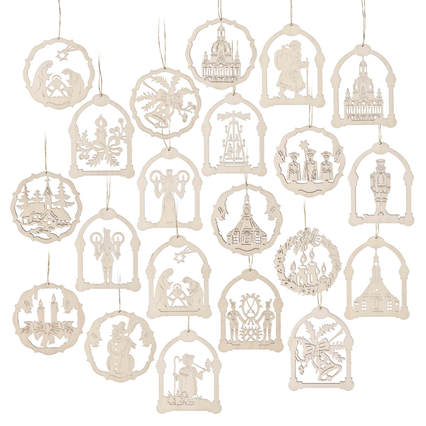 18 Weihnachtsschmuck-Anhänger aus Holz mit filigranen ausgeschnittenen Designs. Motive umfassen Engel, Schneemänner, Kirchen, Weihnachtsbaum und Kerzen. im Dregeno Online Shop günstig kaufen