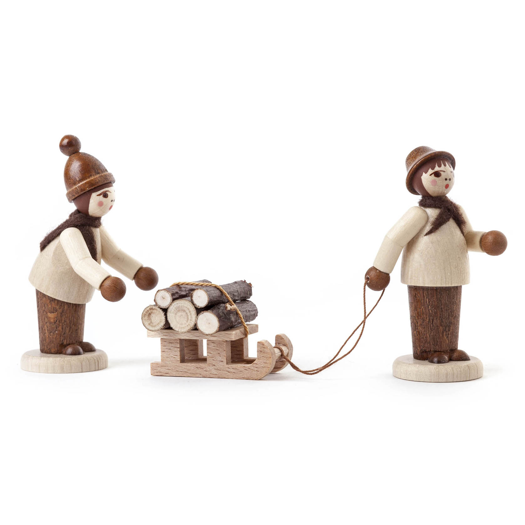 Zwei holzgeschnitzte Figuren, eine zieht einen Schlitten mit Holz und die andere schiebt. Beide tragen winterliche Kleidung. im Dregeno Online Shop günstig kaufen