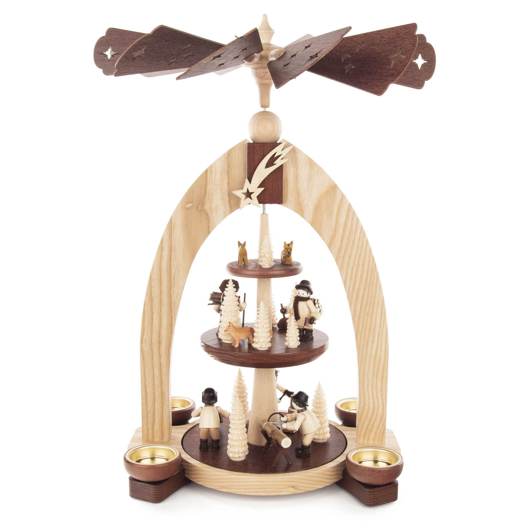 Dreistöckige Holzpyramide mit Waldleuten, Tieren und Bäumen, angetrieben durch Teelichter, mit einem propellerartigen Flügel oben. im Dregeno Online Shop günstig kaufen