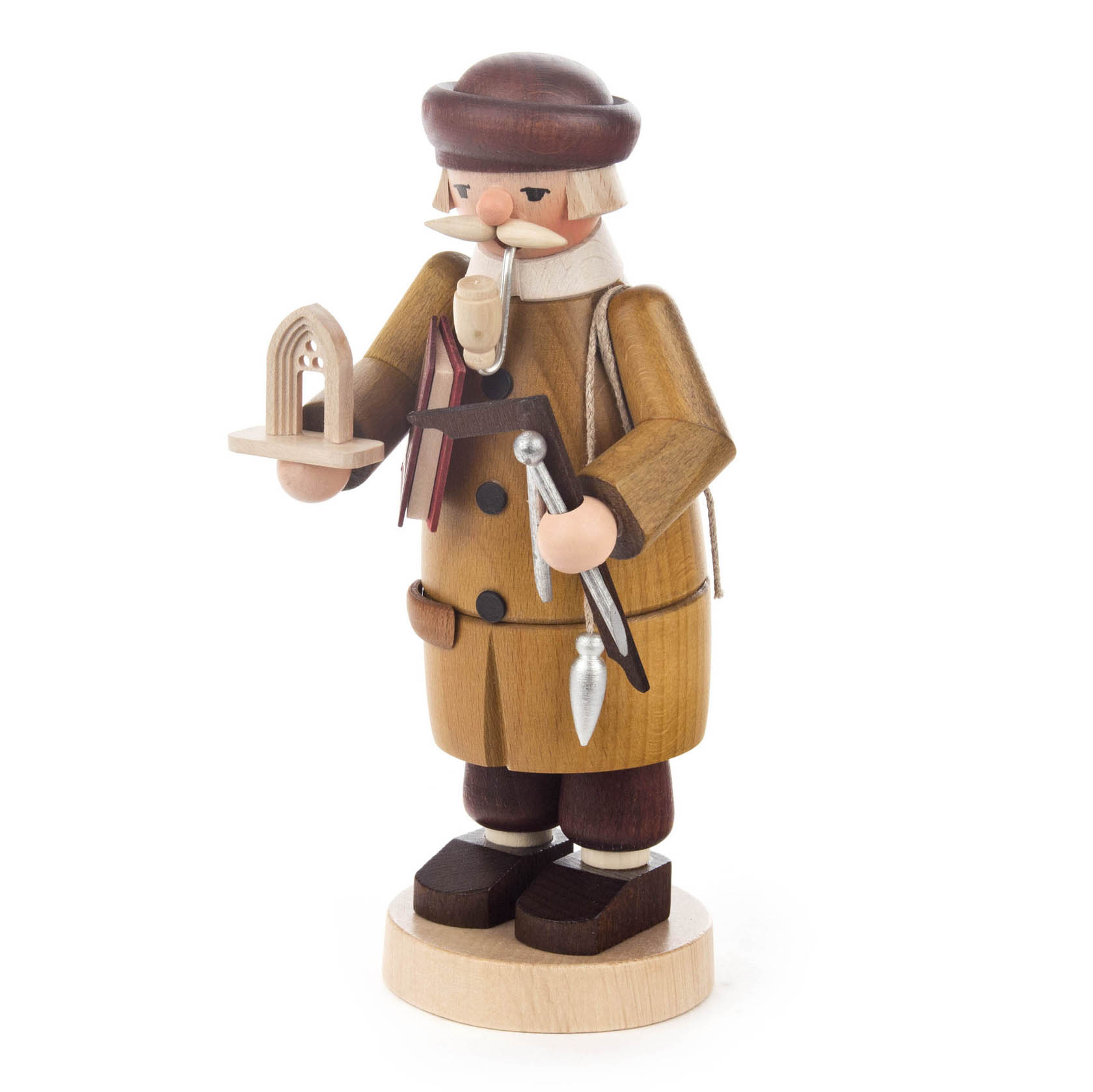Holzfigur eines Räuchermanns in Baumeisterkleidung mit Werkzeugen und einem Modellhaus in den Händen.