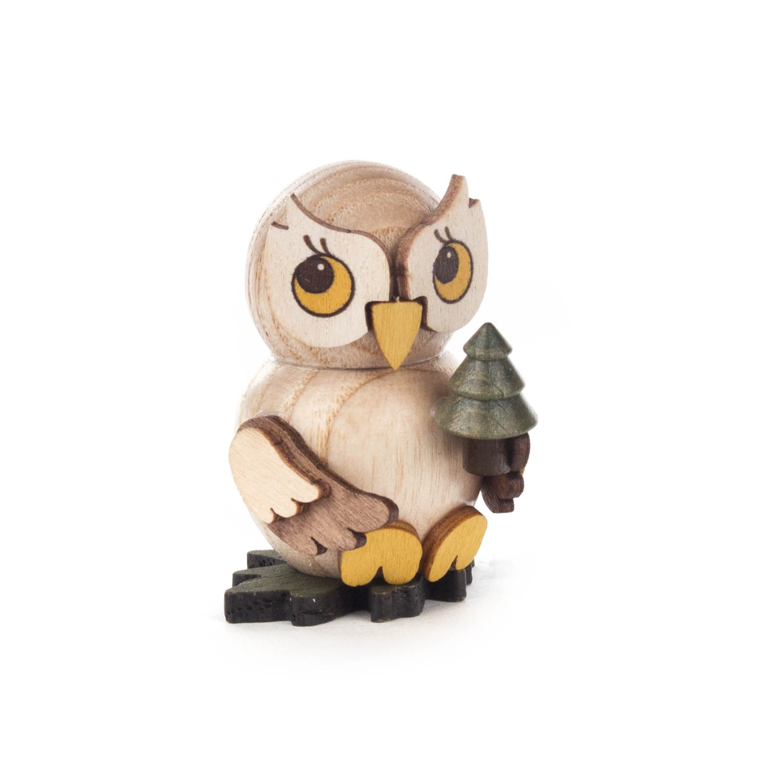 Holzfigur Eulenkind, sitzend, mit gelbem Schnabel und großen Augen, hält einen kleinen grünen Baum in einem Flügel. im Dregeno Online Shop günstig kaufen