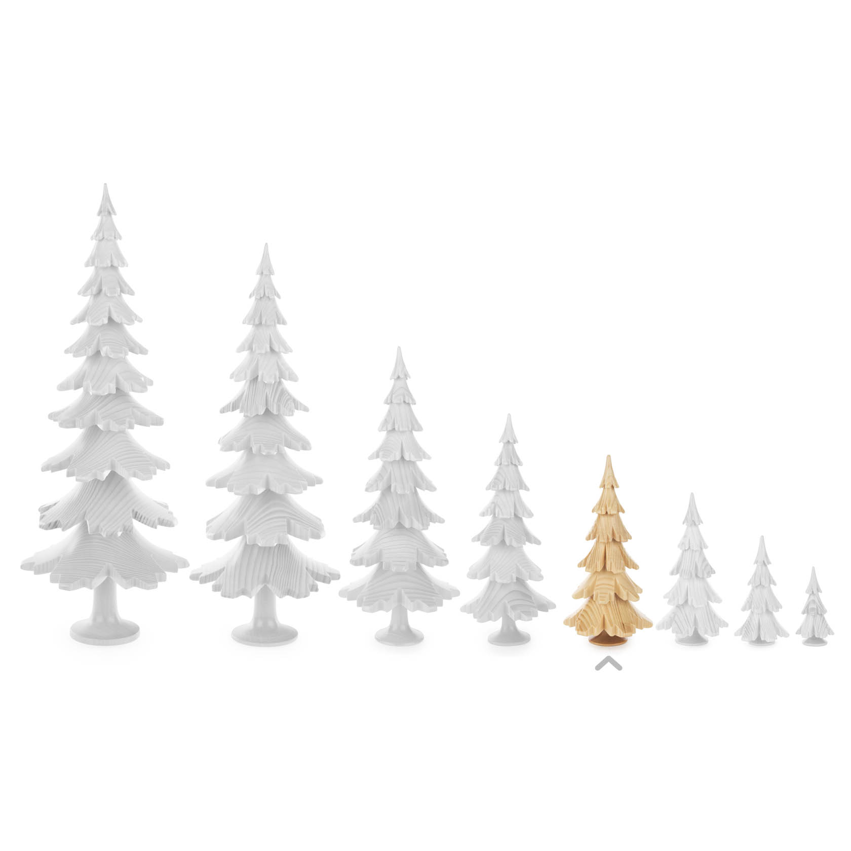 Acht unterschiedlich große Tannenbäume, sieben sind weiß, einer in der Mitte ist naturfarben aus Massivholz.
