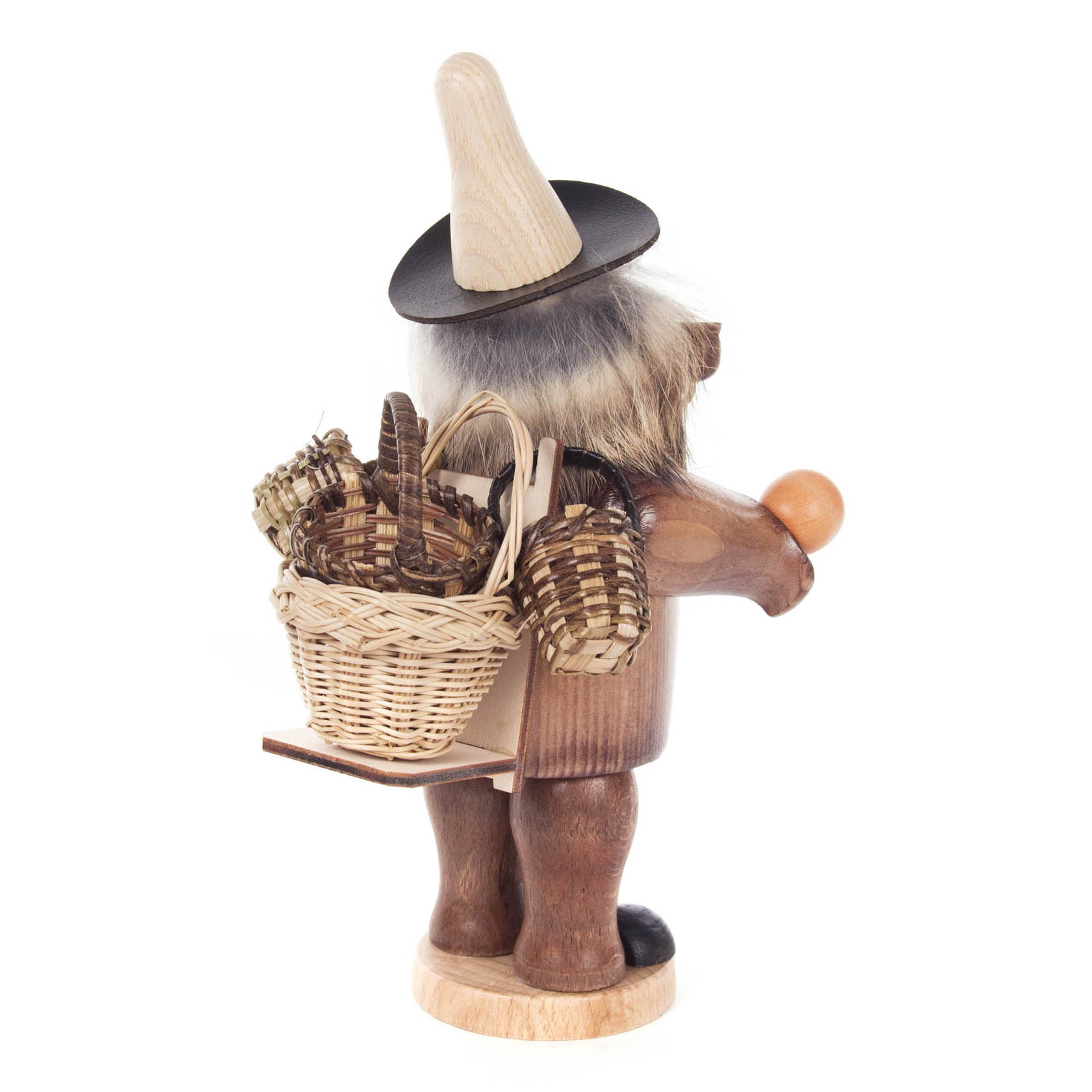 Ein hölzerner Räuchermann mit einem Korb auf dem Rücken und einem kleinen Korb in den Händen, trägt einen großen Hut.
