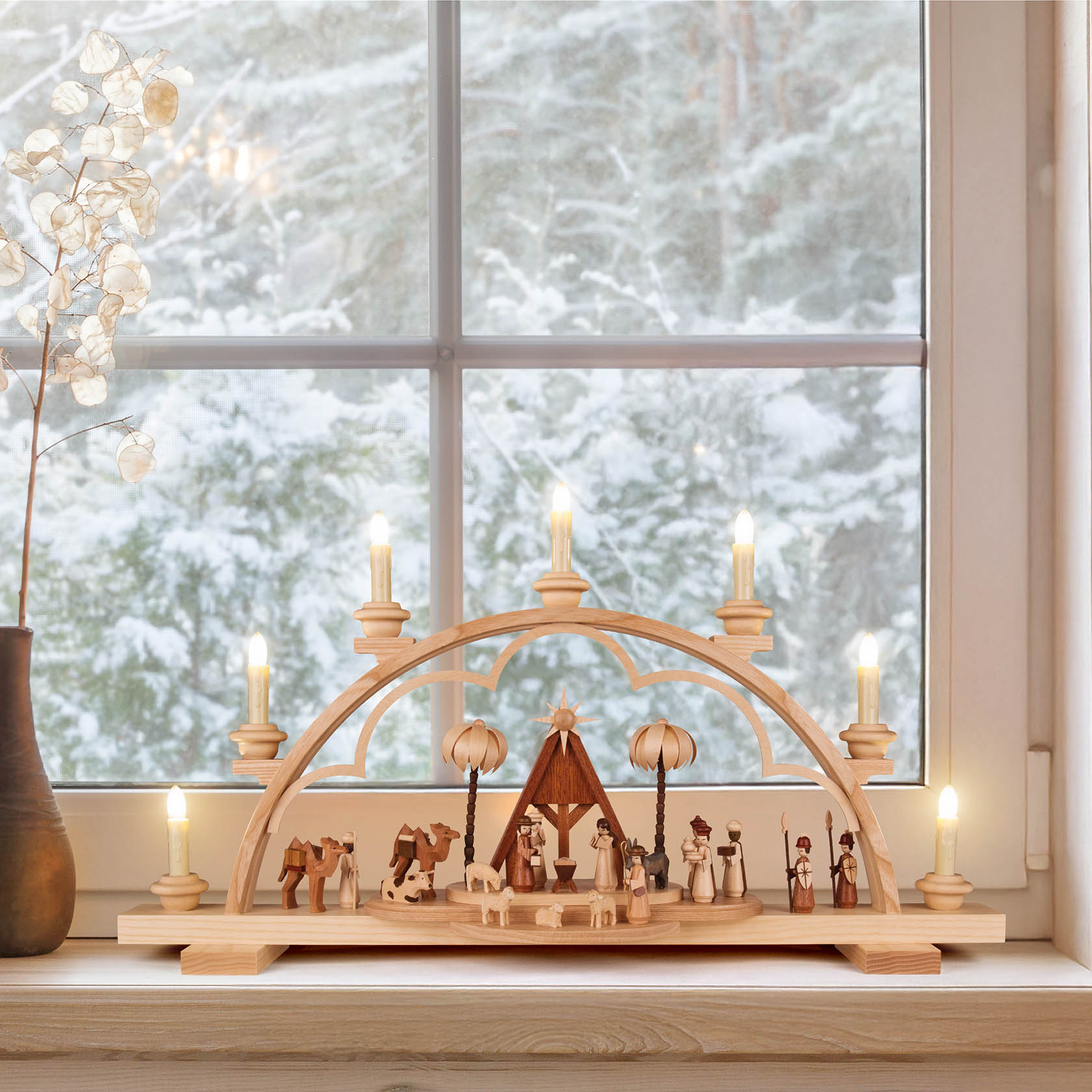 Ein elektrischer Schwibbogen zeigt die Szene der Geburt Christi mit Figuren von Maria, Josef, dem Jesuskind, den Heiligen Drei Königen und Tieren.