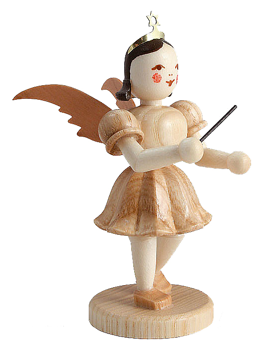 Holzfigur eines Engels mit Flügeln und Krone, der einen Dirigentenstab hält. Die Figur hat rote Wangen, lockiges Haar und trägt ein kurzes Kleid. im Dregeno Online Shop günstig kaufen
