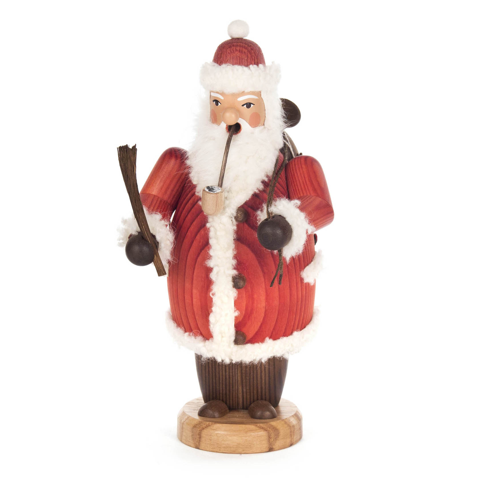 Holzfigur eines Weihnachtsmannes im roten Mantel, der eine Pfeife raucht. Er hält ein Bündel Reisig und einen Sack auf dem Rücken. im Dregeno Online Shop günstig kaufen