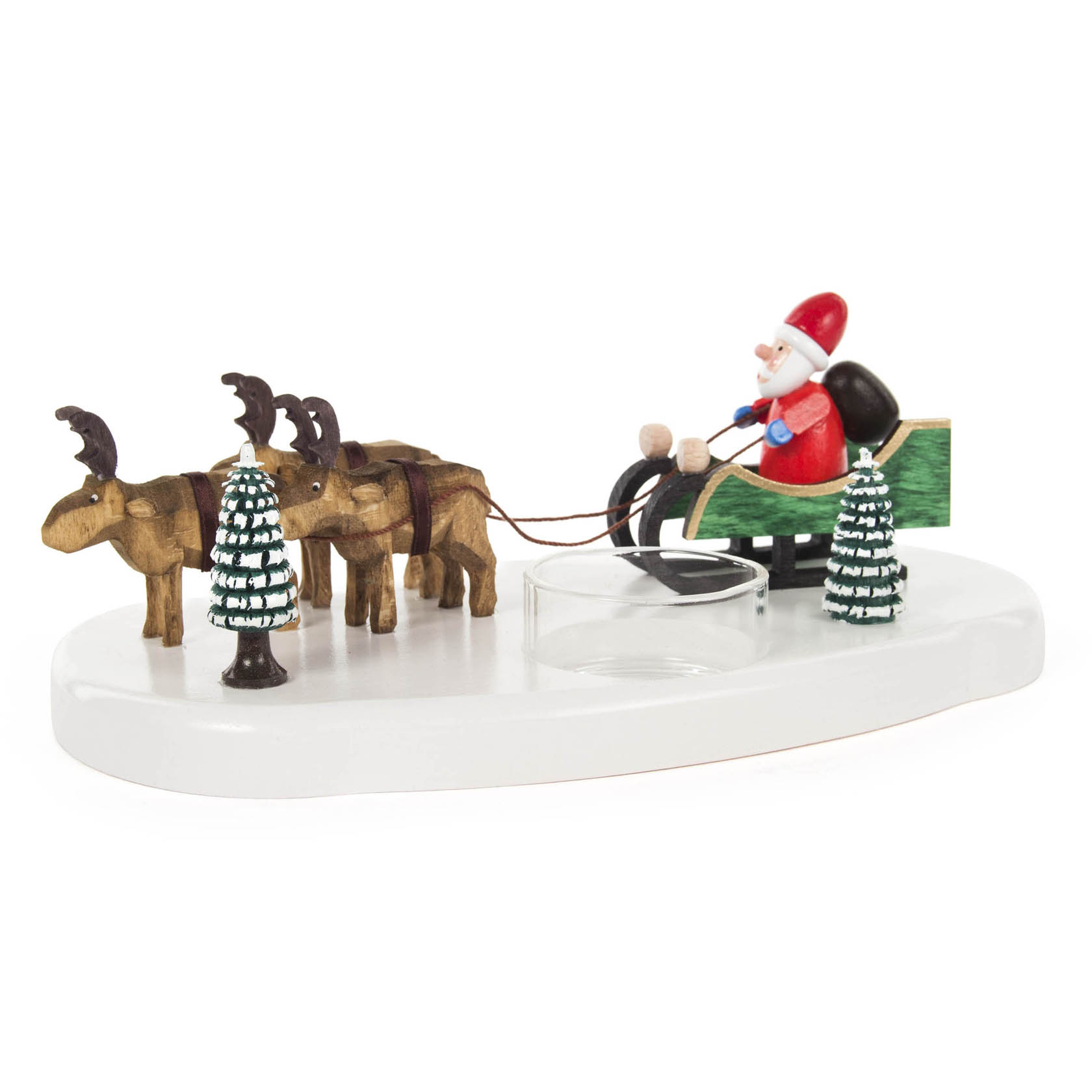 Bunte Figur eines Weihnachtsmanns in einem grünen Schlitten, gezogen von zwei Elchen, mit Teelichthalter und zwei kleinen Tannenbäumen auf weißer Basis.