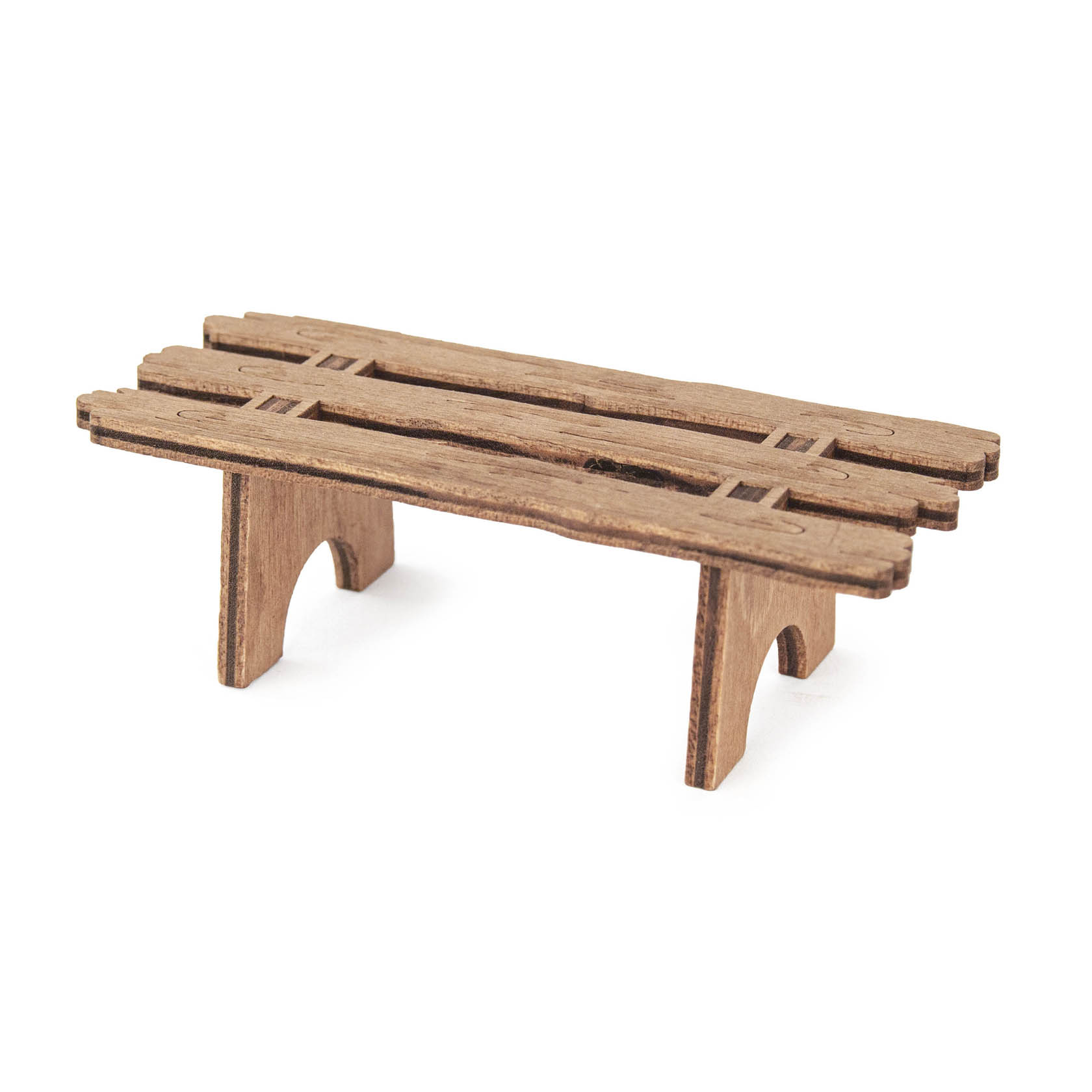 Kleine Holzdiorama-Bank mit einfachem Design und zwei Stützböcken als Füße, die aus drei Holzbrettern besteht. im Dregeno Online Shop günstig kaufen